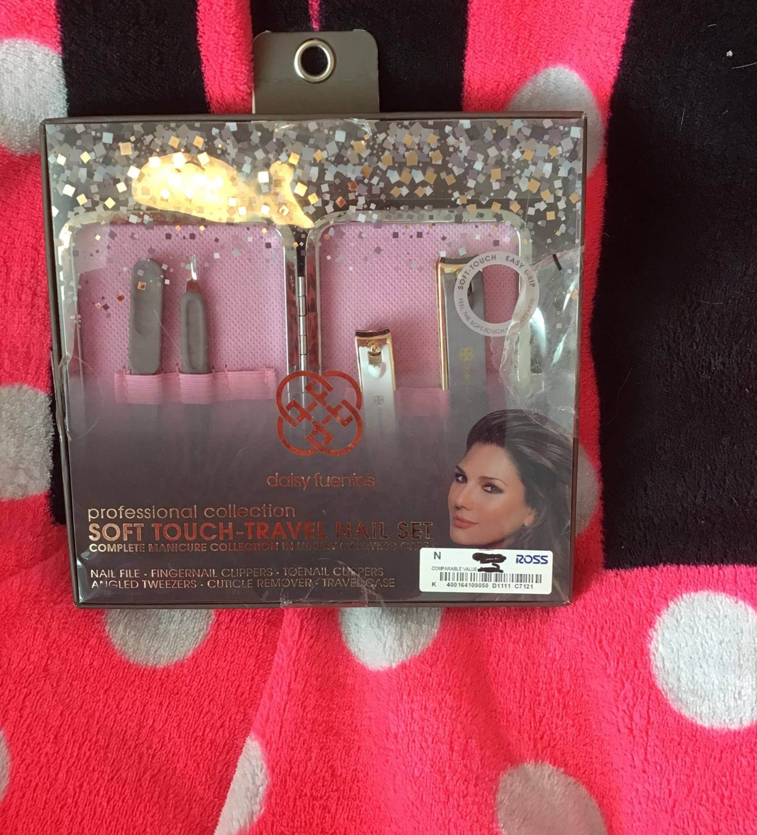 Daisy Fuentes travel manicure set with c