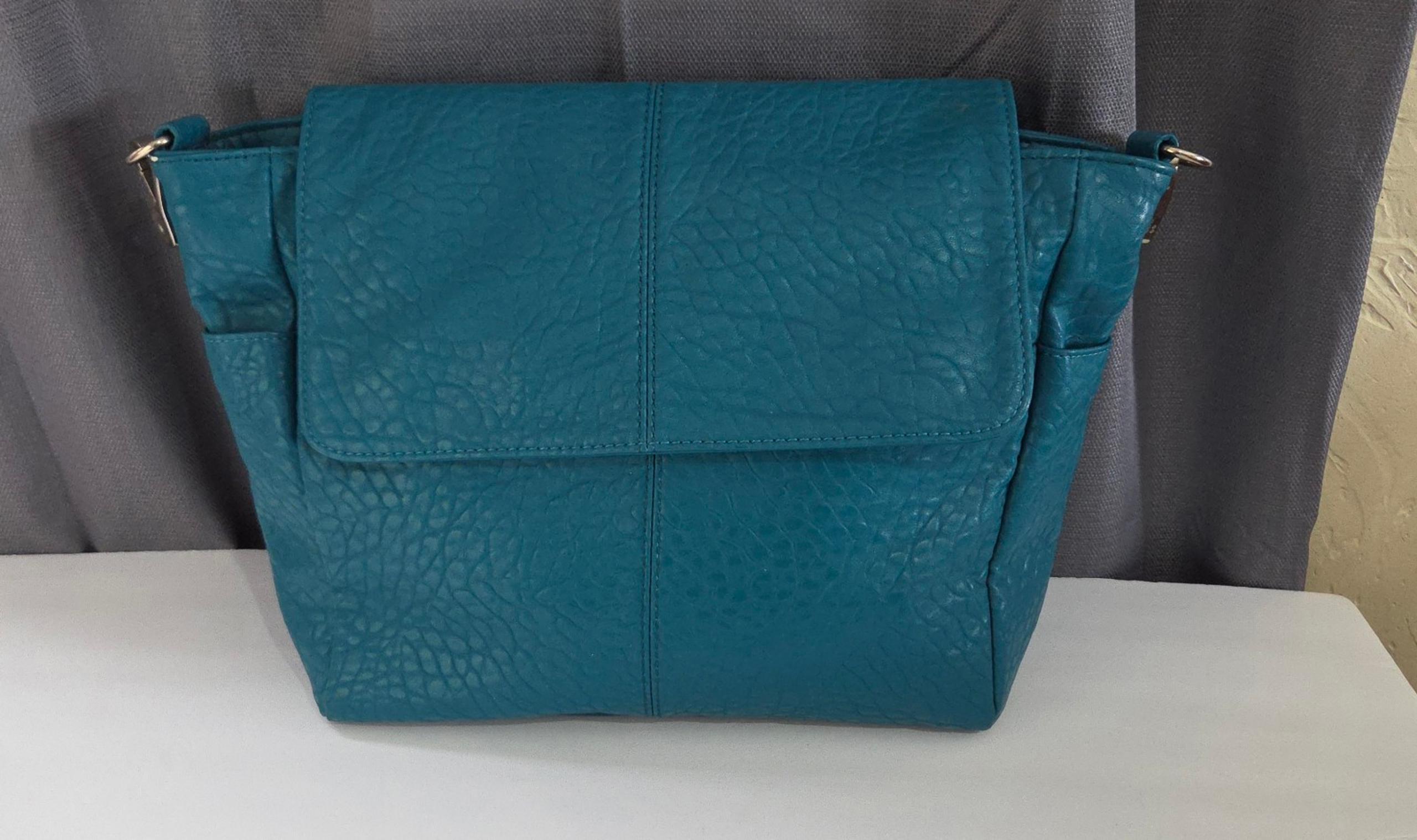 Jewel by Thirty one turquoise blue leather handbag with shoulder strap
