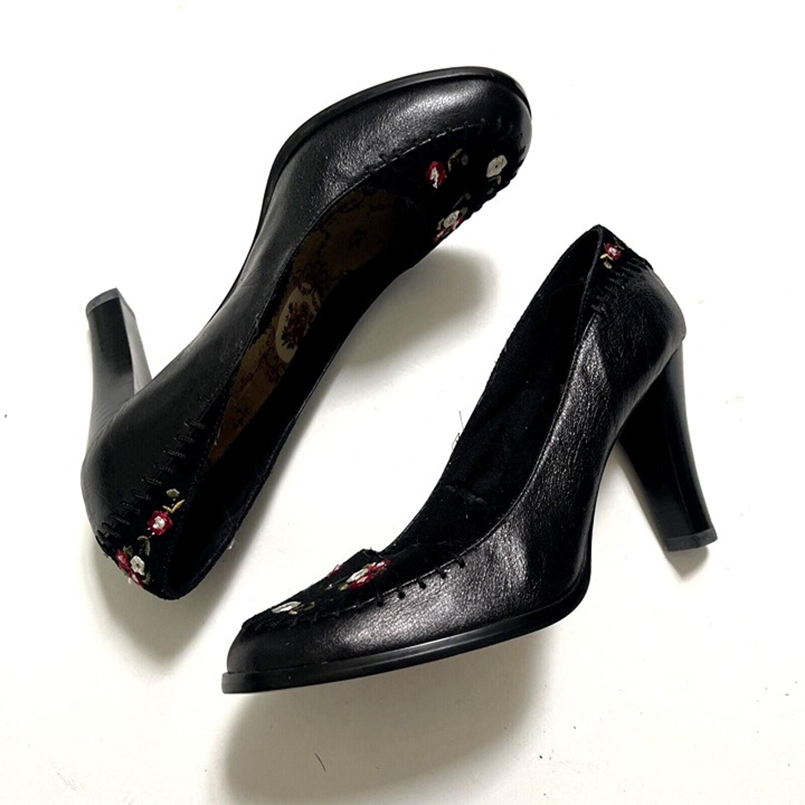 NWOB SEYCHELLES Suede Embroidered Floral Pumps Size 7.5 Stitched Black Heels