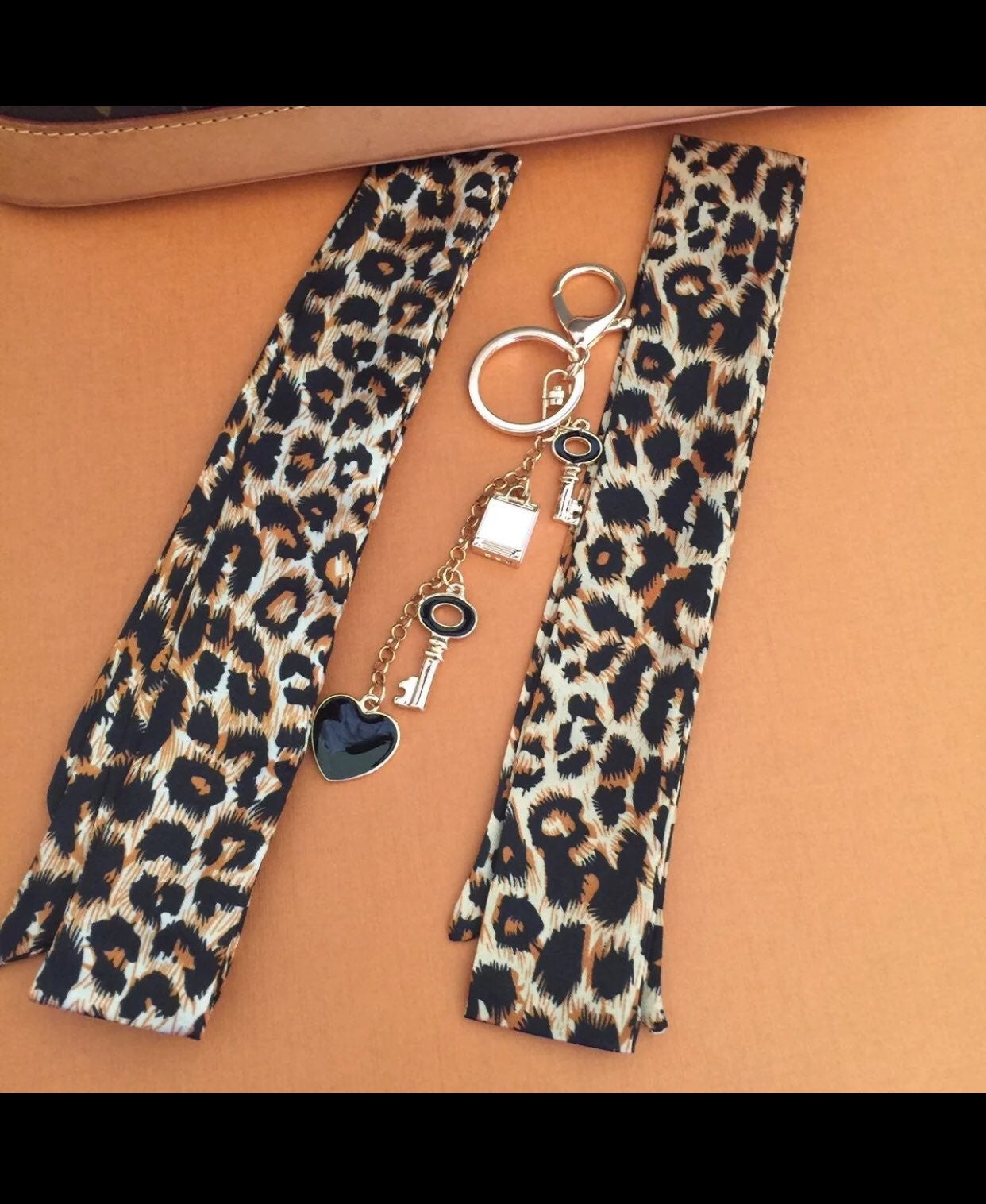 Bag handle bandeau twilly+lucky charm keychain