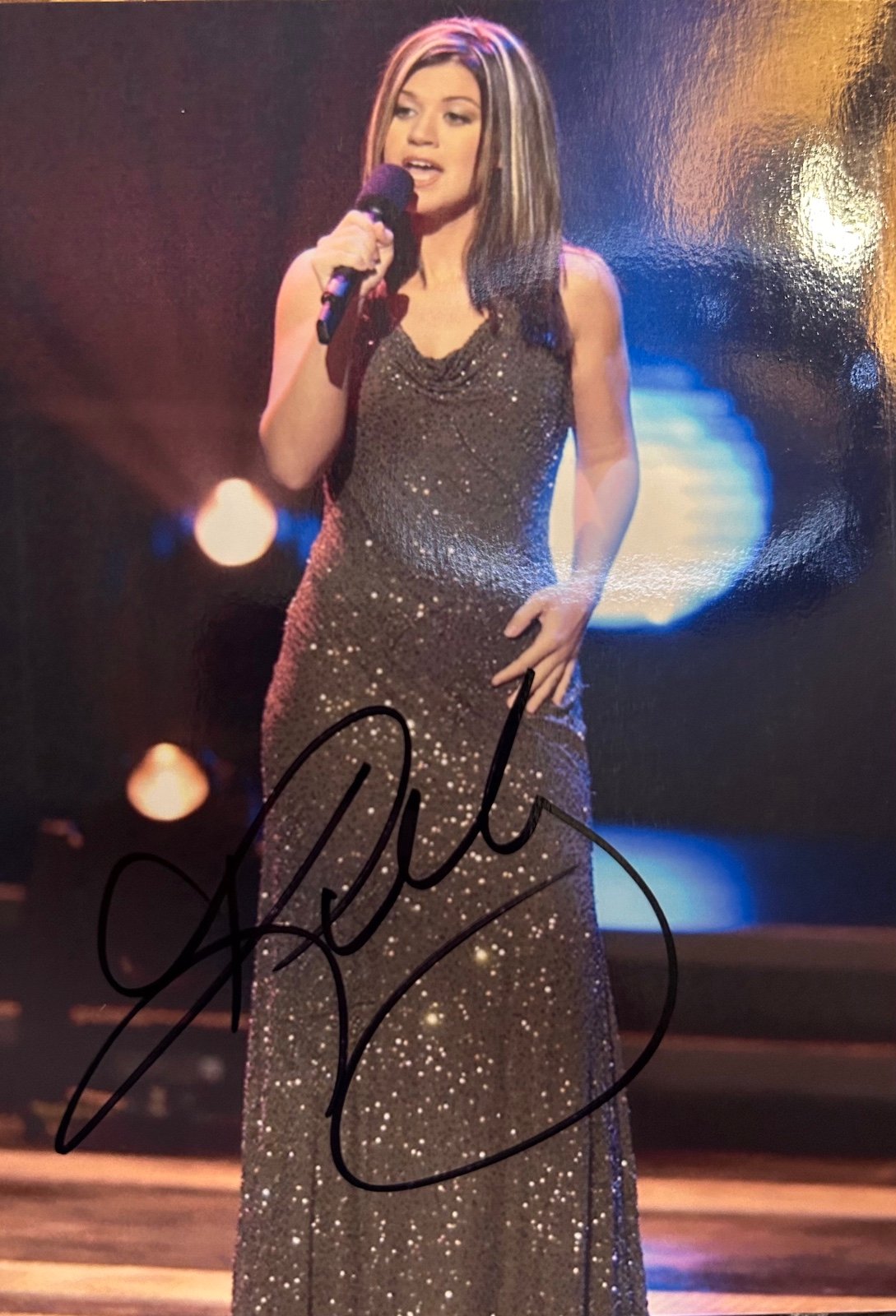 KELLY CLARKSON SIGNED PHOTO!! - NICE ITEM ON THIS MUSIC GREAT & TALK SHOW HOST!!