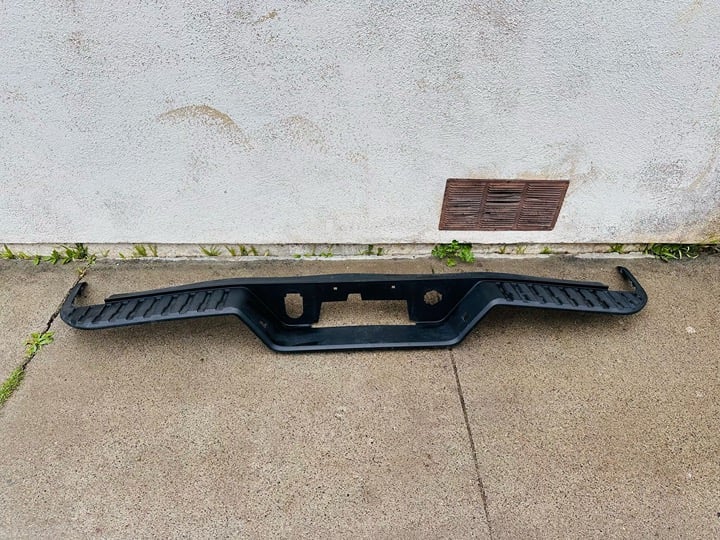 2020-2021 GMC Sierra 2500 3500 OEM Rear Bumper Center Step Pad 84564764