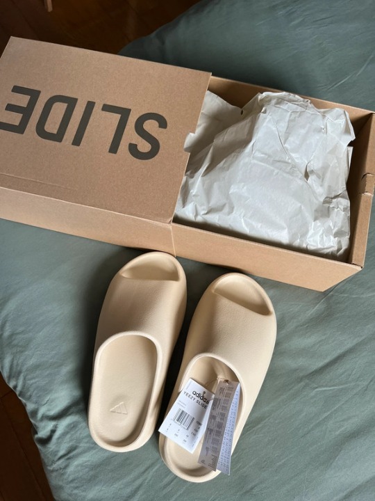 Yeezy slide Onyx Size 8 Leisure slippers