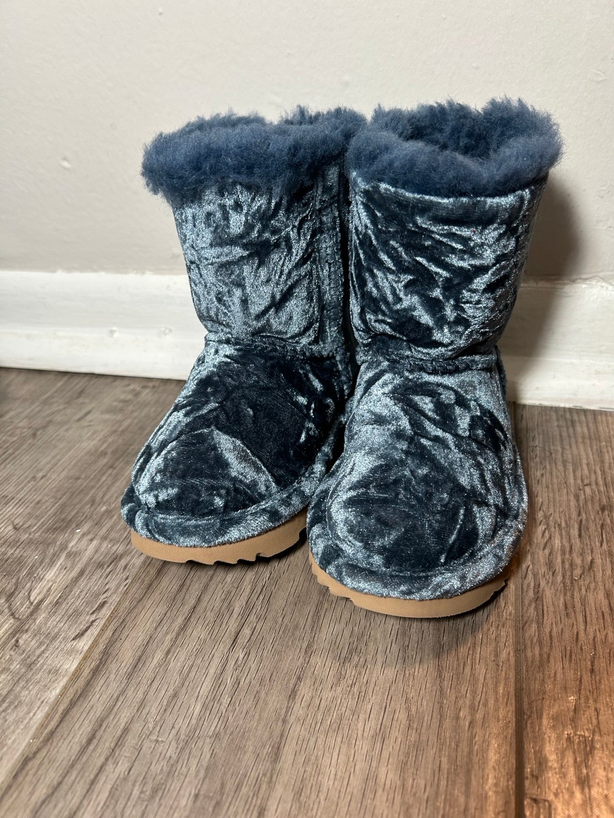 Brand New UGG Velvet Blue Bailey Button Boots, Little Kids Size 7