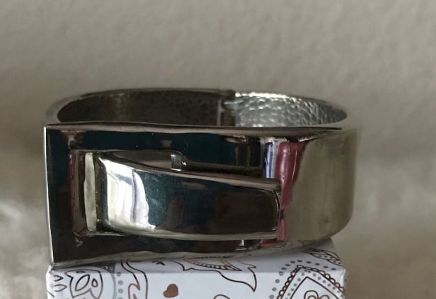 Vintage Hinged Silver Tone Highly Polished Bangle Bracelet Belt Style