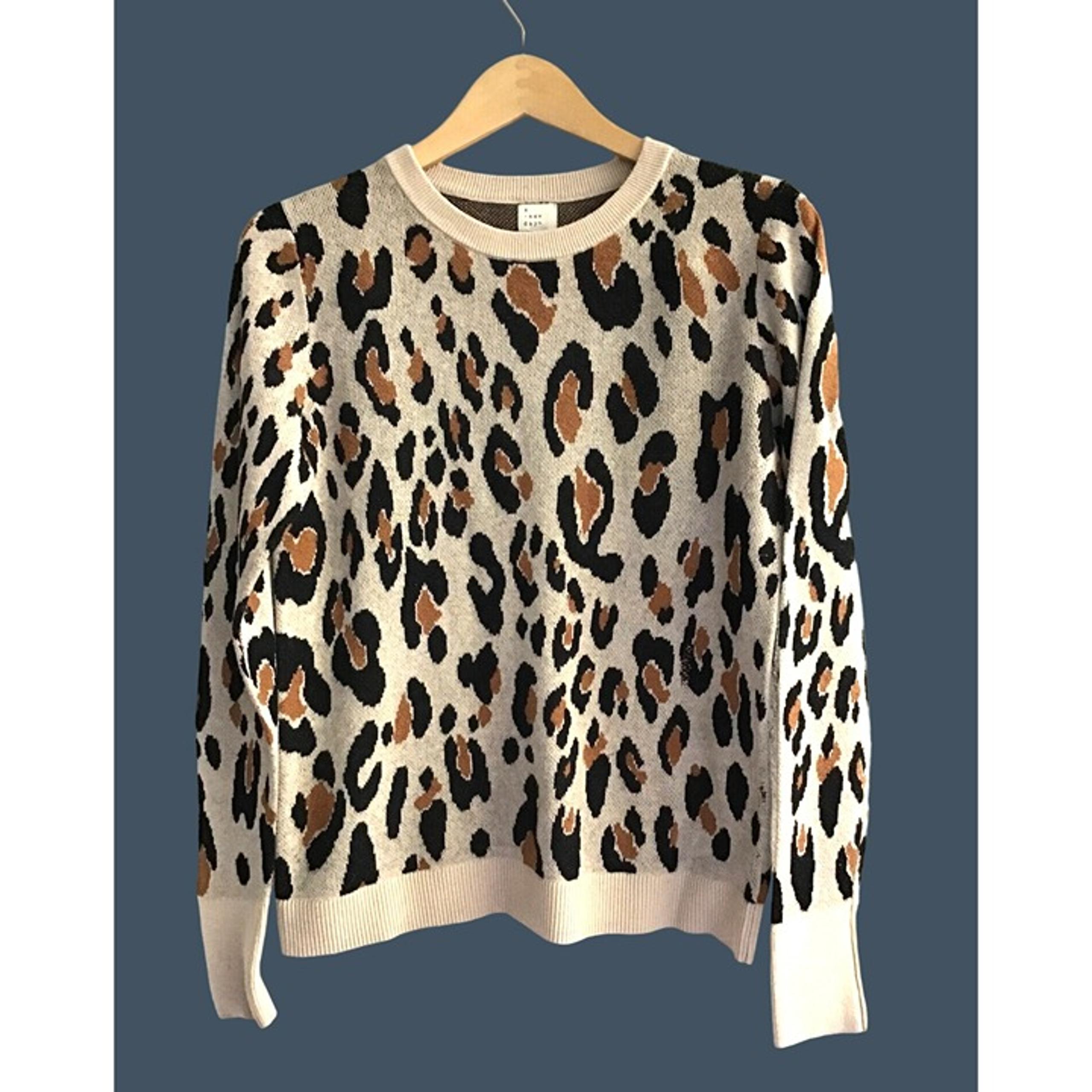 - A NEW DAY- WOMENS LONG SLEEVE CREW NECK ANIMAL PRINT SWEATER SIZE MEDIUM