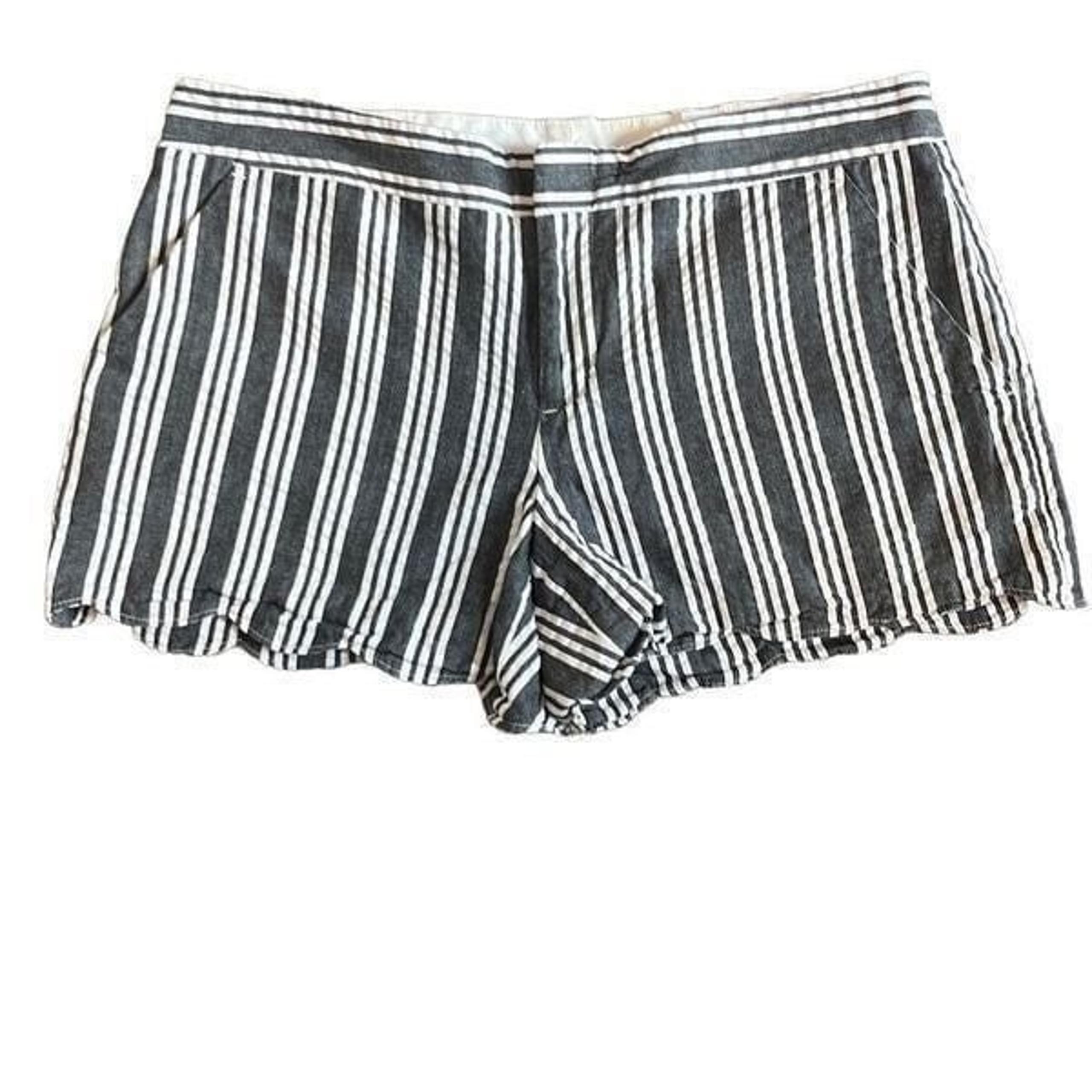 Club Monaco EUC Gray White Stripe Scallop Hem Shorts