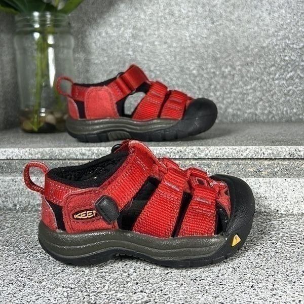 Keen Whisperer Red Closed Toed Sandals Shoes Outdoor Hiking Size 4 Toddler