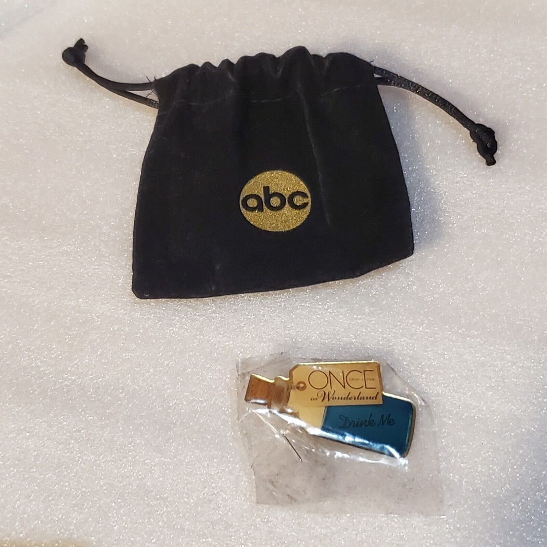 SDCC 2013 Once Upon a Time in Wonderland Drink Me Pin ABC Exclusive Sealed Rare