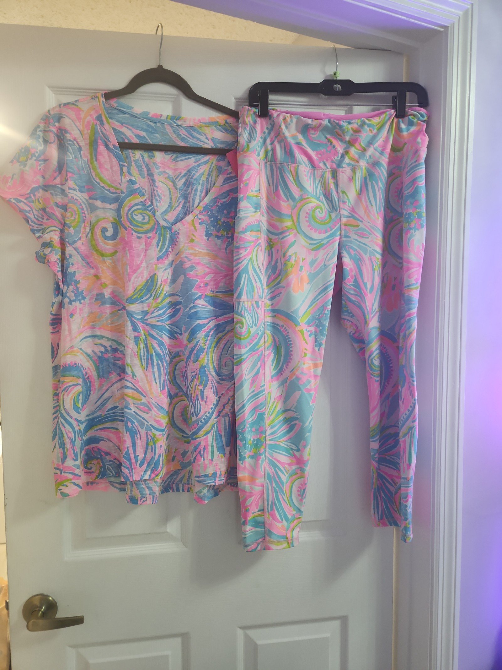 Lilly Pulitzer XL/XXL Carnavale Coral Luxletic Legging Set with Etta Top