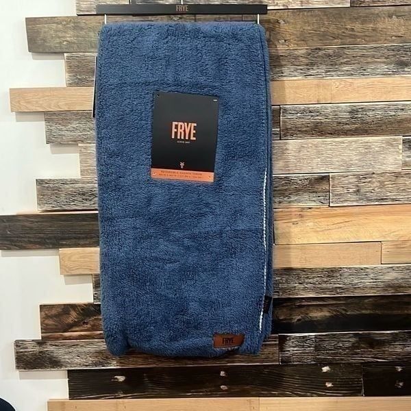 Frye NWT Sherpa Blanket Throw Reversible white Blue 50 x 60