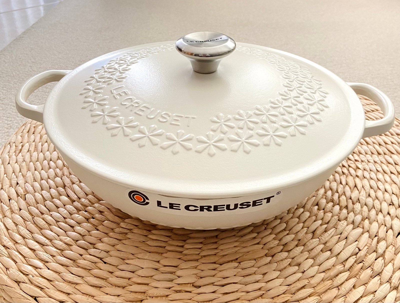 Le Creuset Fleur 4qt Round Dutch Oven Cotton color *Limited Edition Rare*
