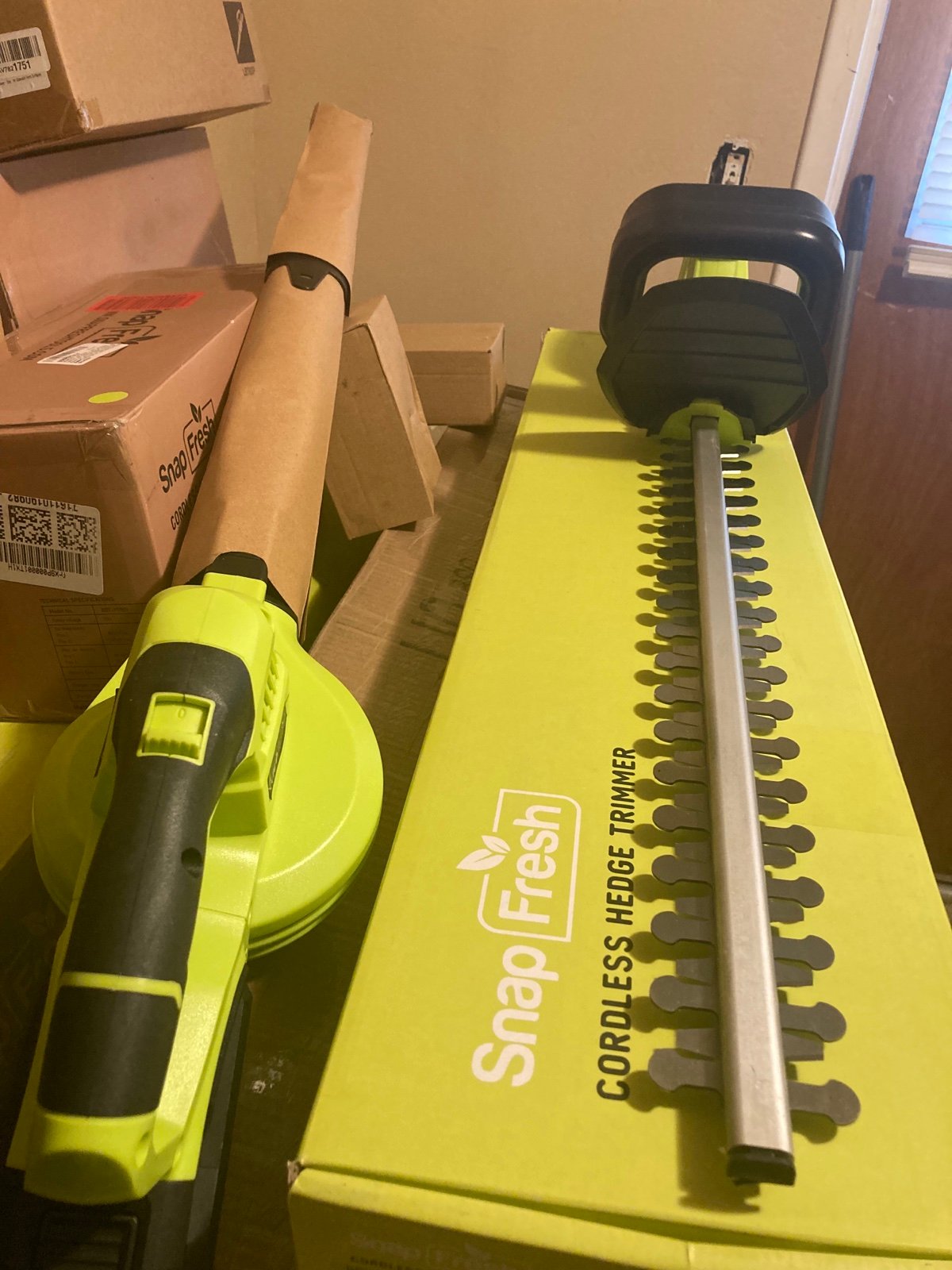Snapfresh blower and hedger bundle with 1 hour rapid chargers and 20 volt batter