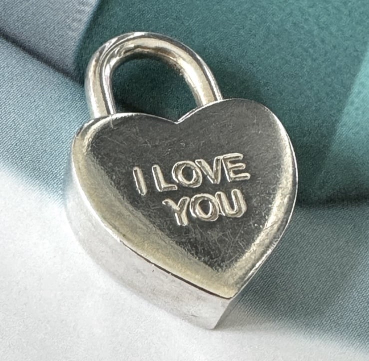ティファニー　I LOVE YOU　チャーム？ Tiffany & Co Sterling Silver I Love You Medium Heart Charm