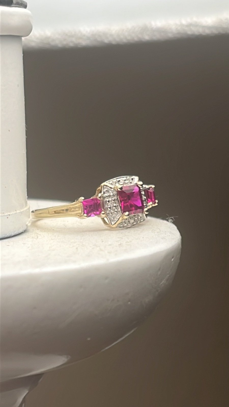 STS 1Ok Yellow Gold PRINCESS cut LAB CREATED RUBY & Diamond CHIP Ring