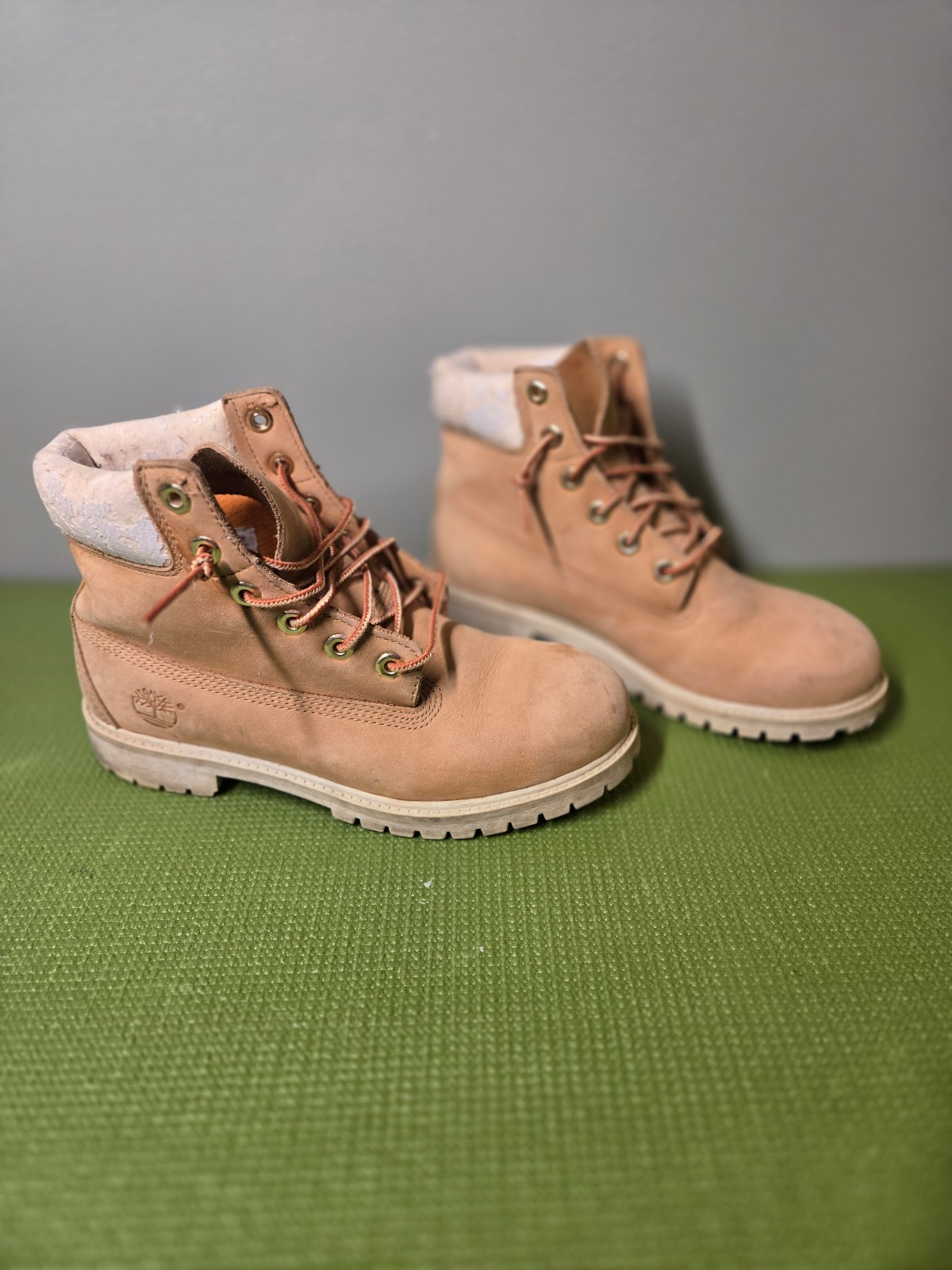 Vintage Y2K Women Timberland Tan Boots, White Collar. Size M 5.5. Collar Flaking