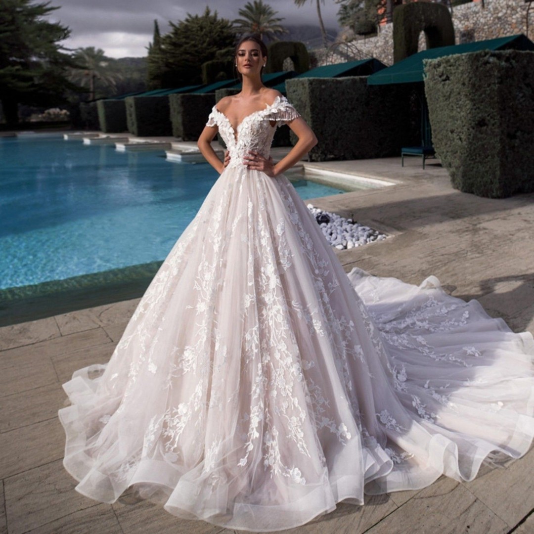 NWT Lace wedding dress with open shoulders, elegant lace bridesmaid dress