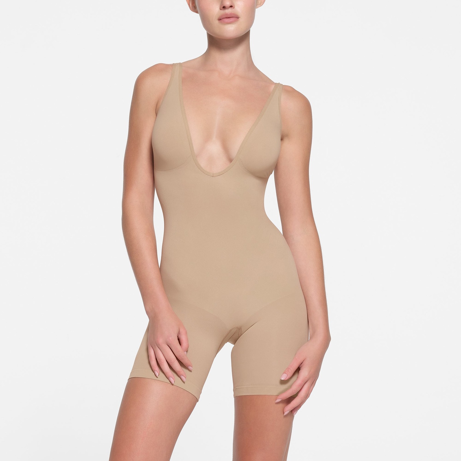 Skims SEAMLESS SCULPT DEEP PLUNGE SHORT BODYSUIT