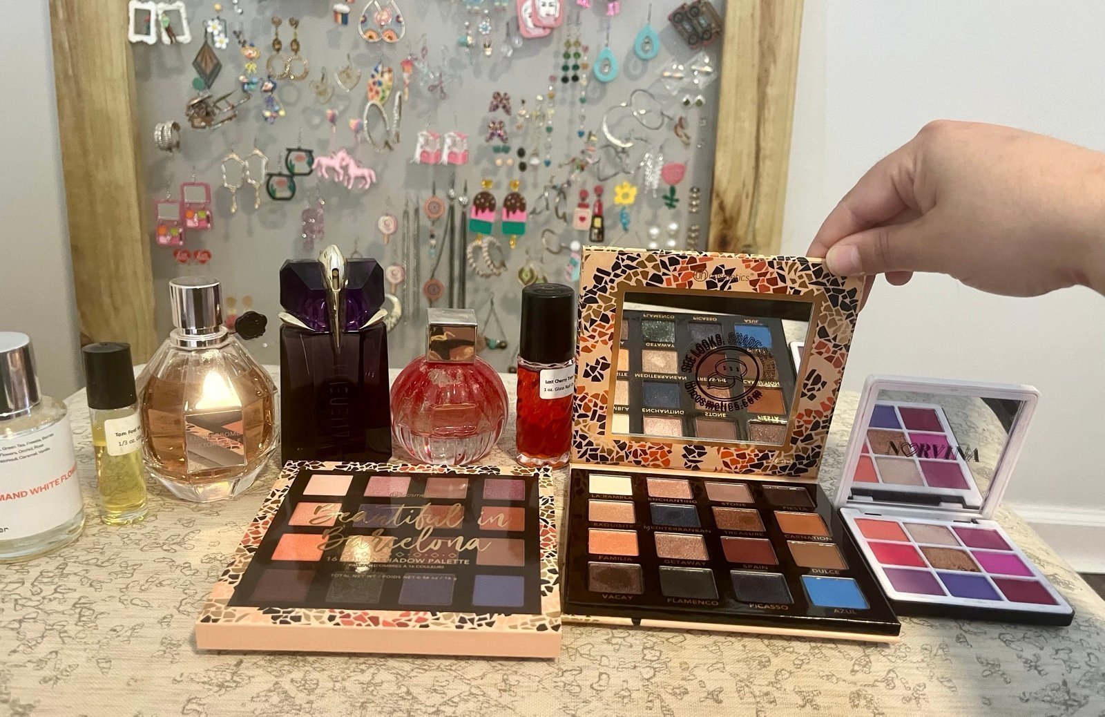 BIG PERFUME & EYESHADOW BUNDLE LOT