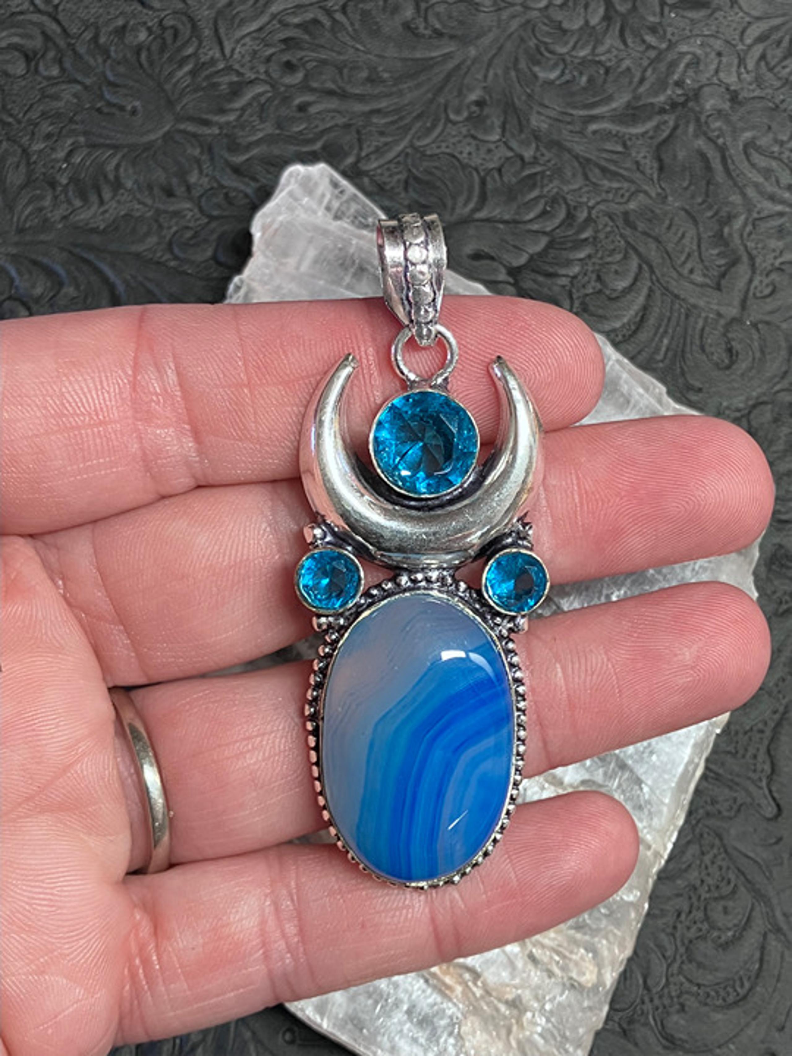 Blue Agate Crescent Moon Pendant Ornament Charm Stone Crystal Jewelry
