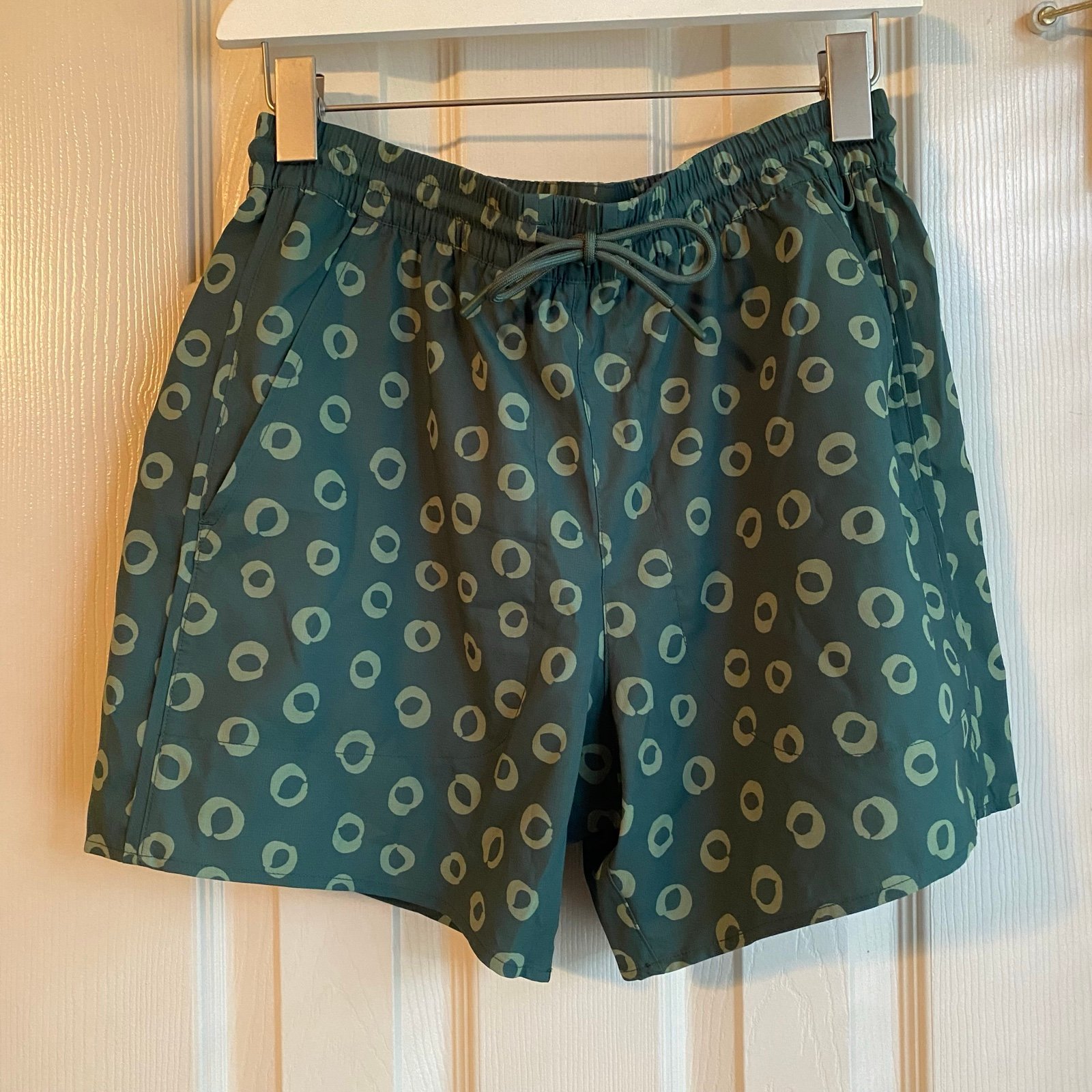 NWT Outdoor Voices SolarCool 5” Short in Evergreen Shibori, size Small