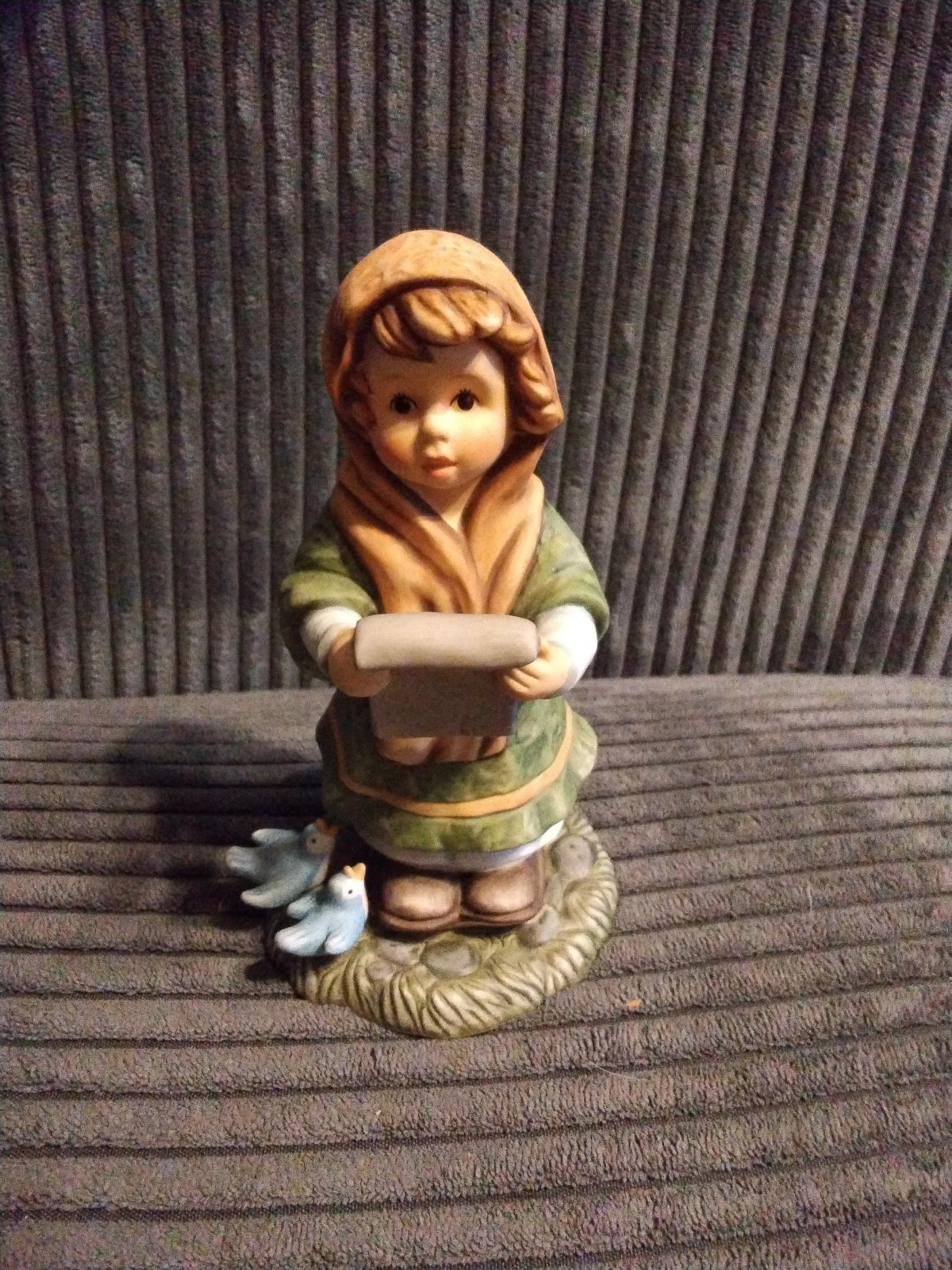 Berta Hummel Goebel Joy the world 6" figurine