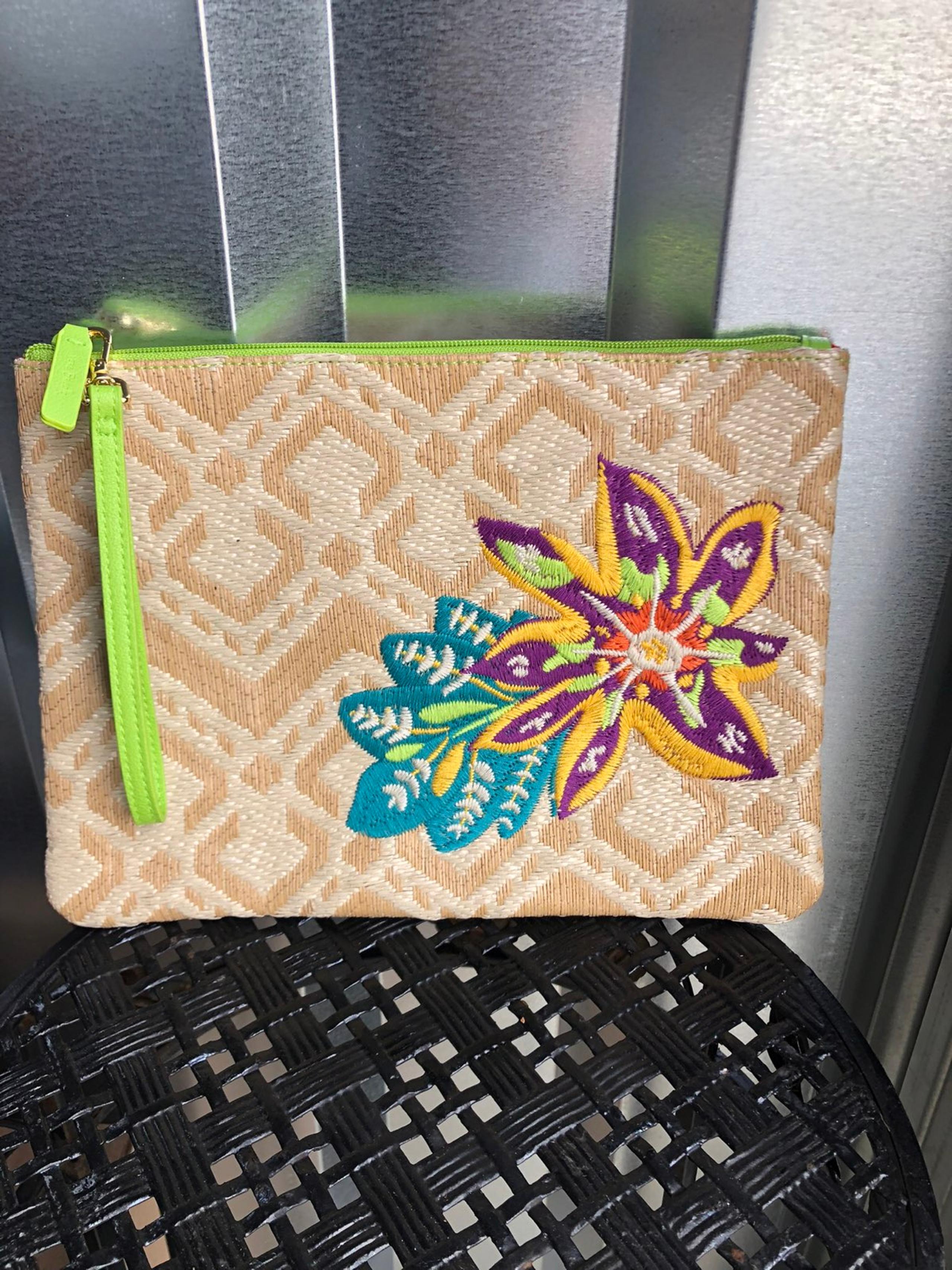Vera Bradley Beach Summer Straw Bag/Purse Wristlet  Flower  and Chevron Design