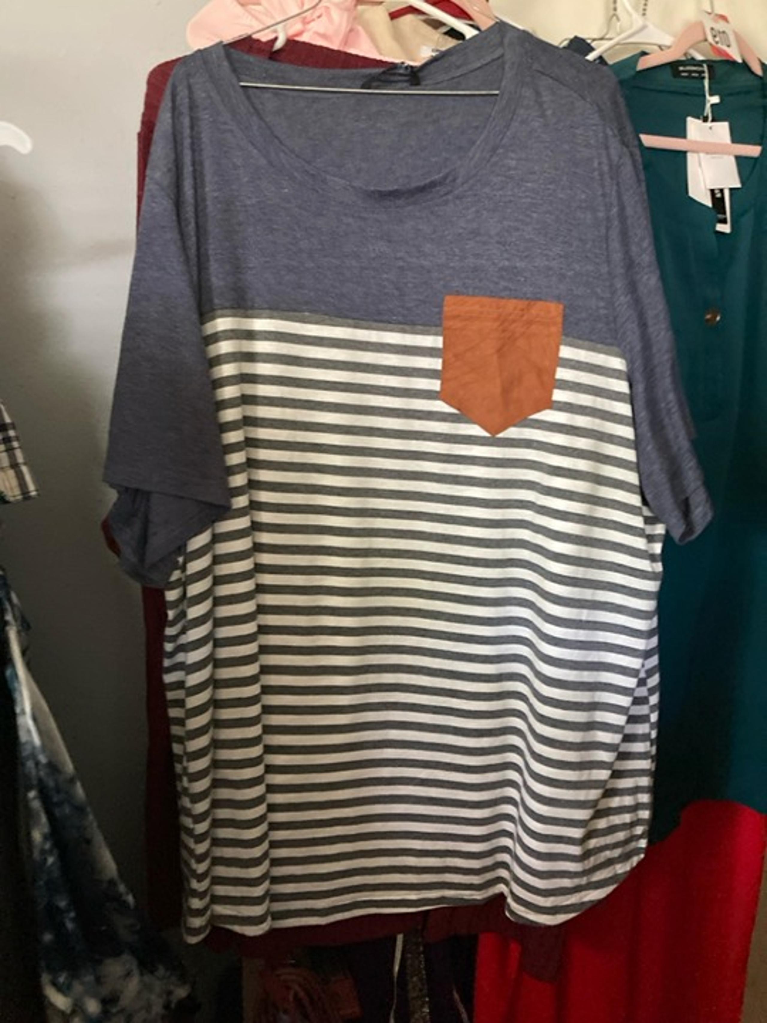 Bloomchic NWT, sZ 28 top for causal occasions