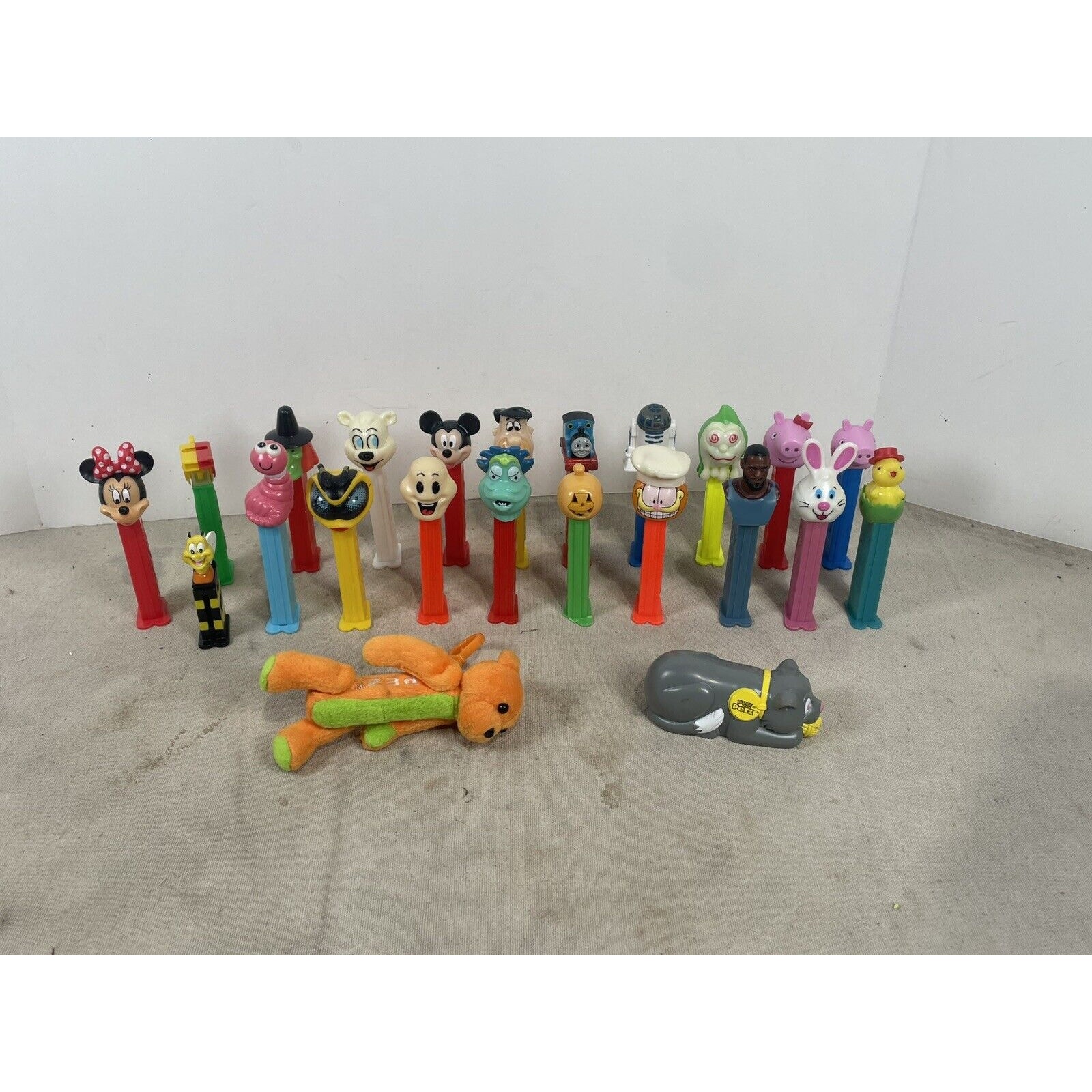 vintage pez dispensers lot LeBron James Minnie Mouse Pepa Pig Star War Flinstone
