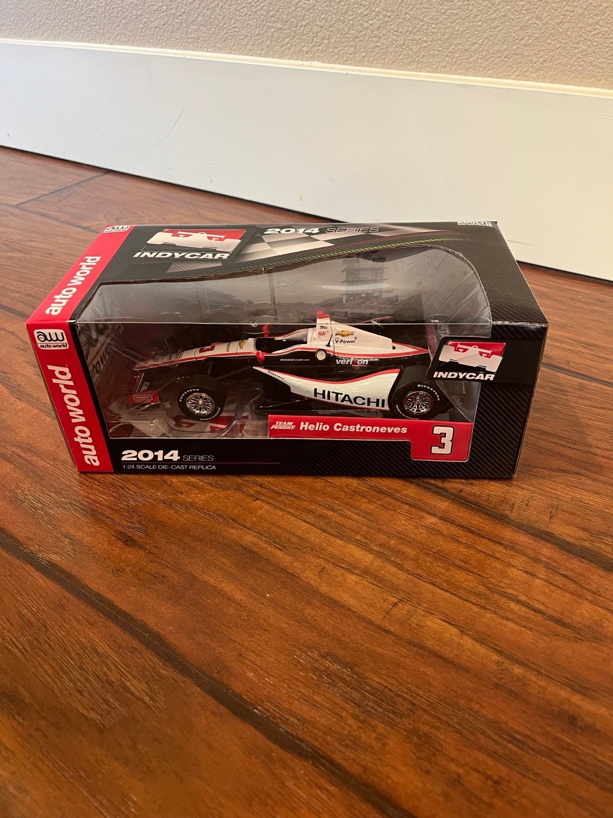 AUTO WORLD 2014 Series Indy Car Helio Castroneves 1:24 Diecast Collectible