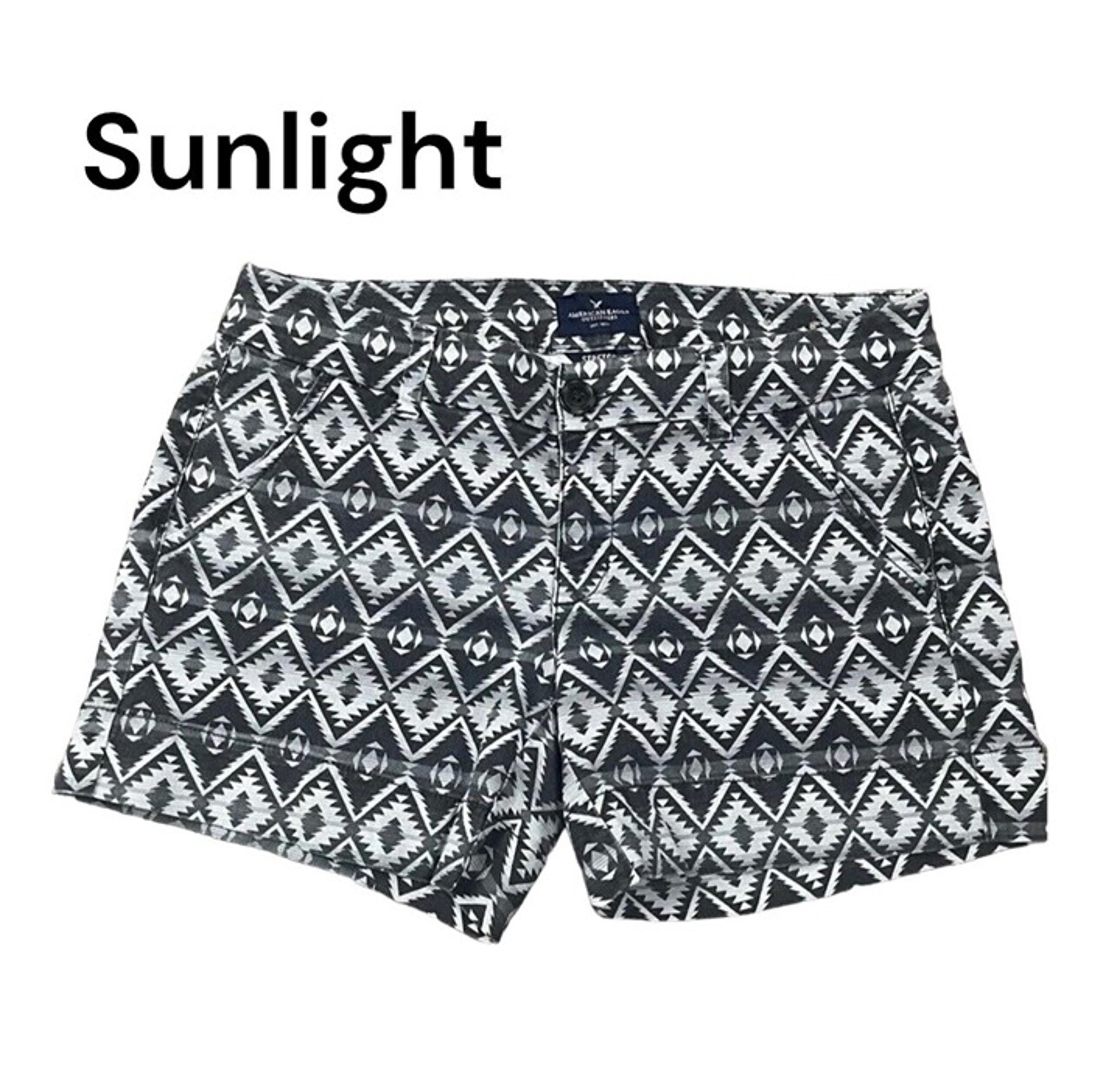 American Eagle. Women's Black Trival Print Midi Chino Short SZ 6- Stretch