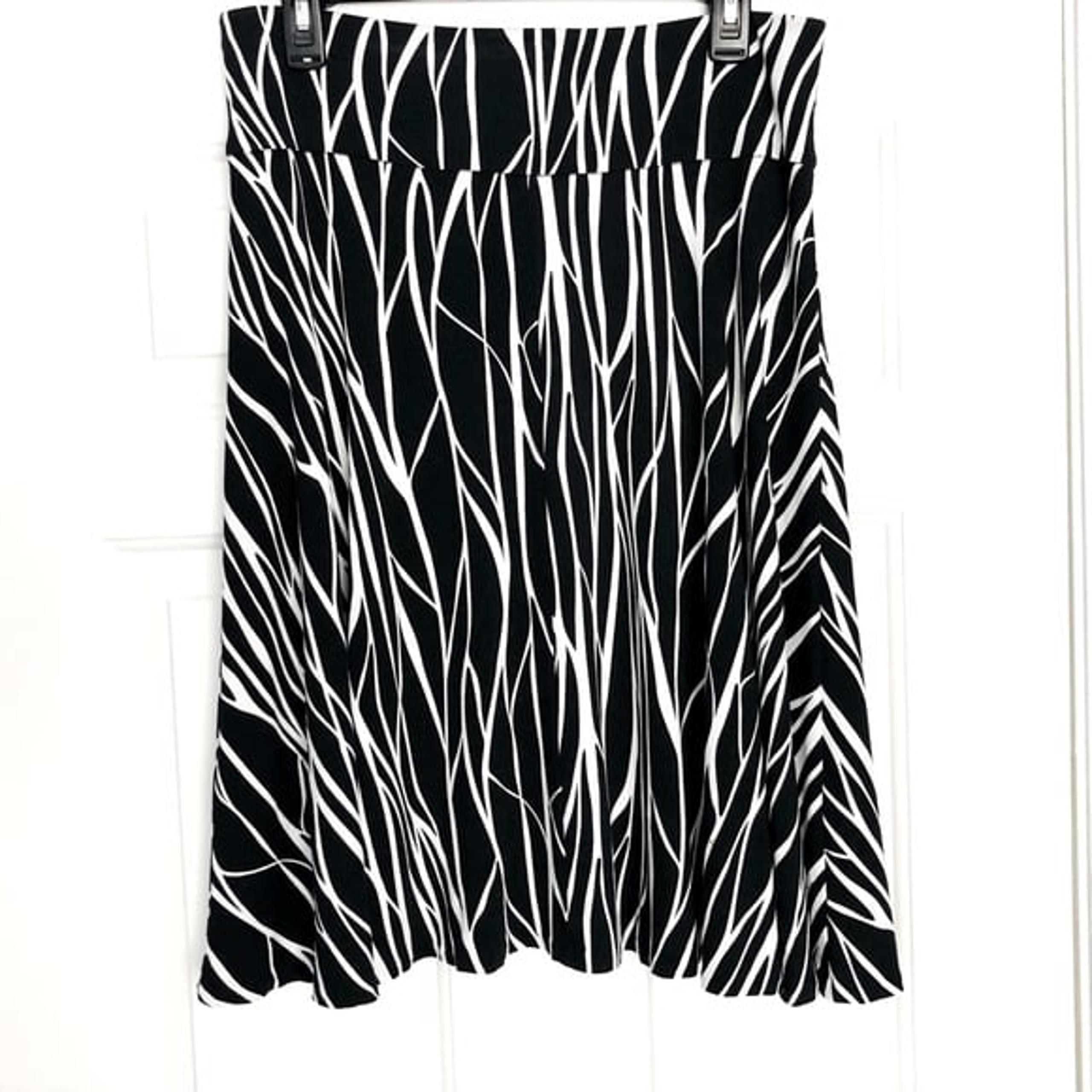 Zebra Skirt Size M Black and White Stretch Knit A-line L=25” New York & Compan