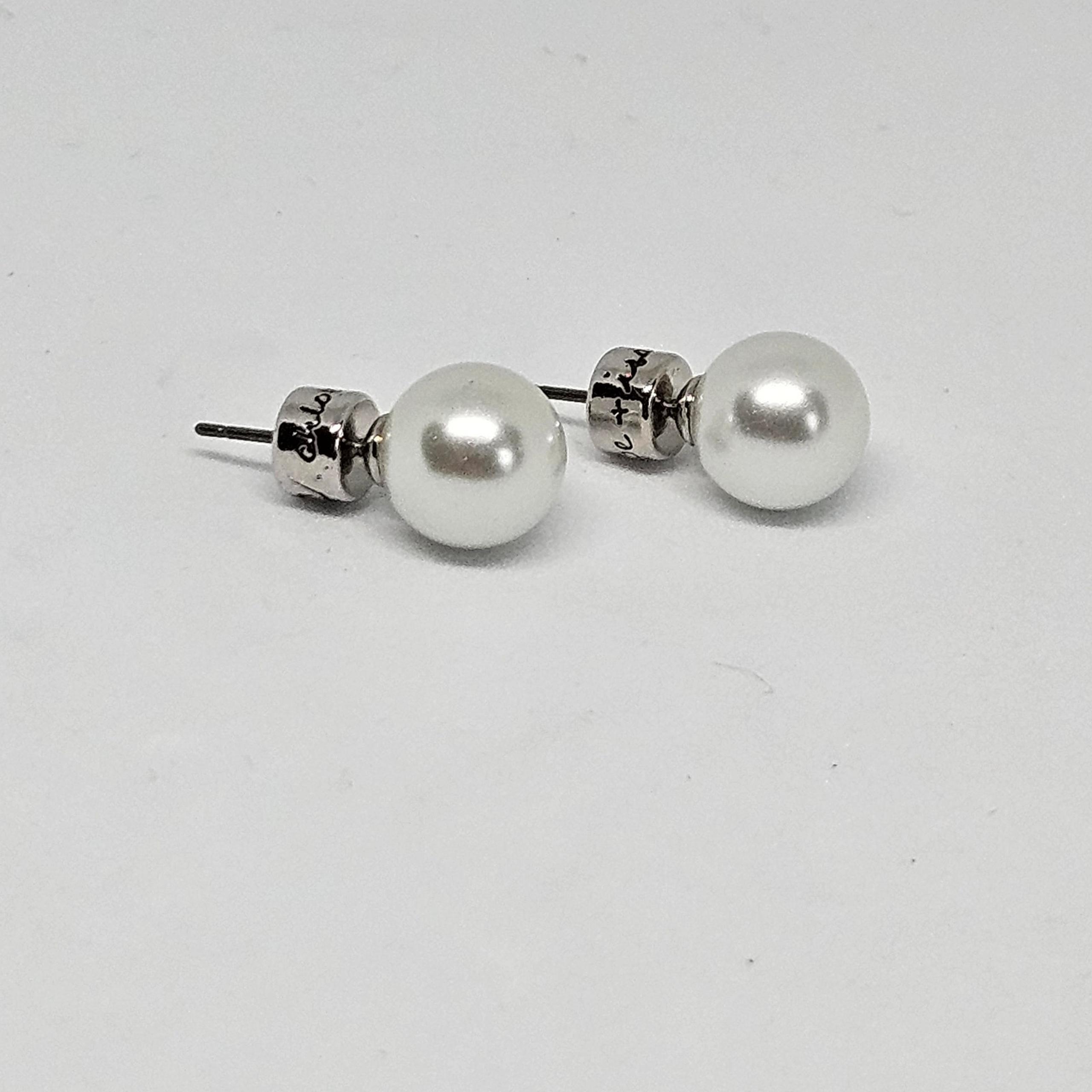 Chloe + Isabel Classic Pearl Stud Earrings E191 Shiny Rhodium-Plated Silver Tone