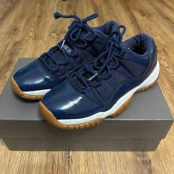 Air Jordan 11 retro low navy gum lace up shoes sneakers size 5.5Y