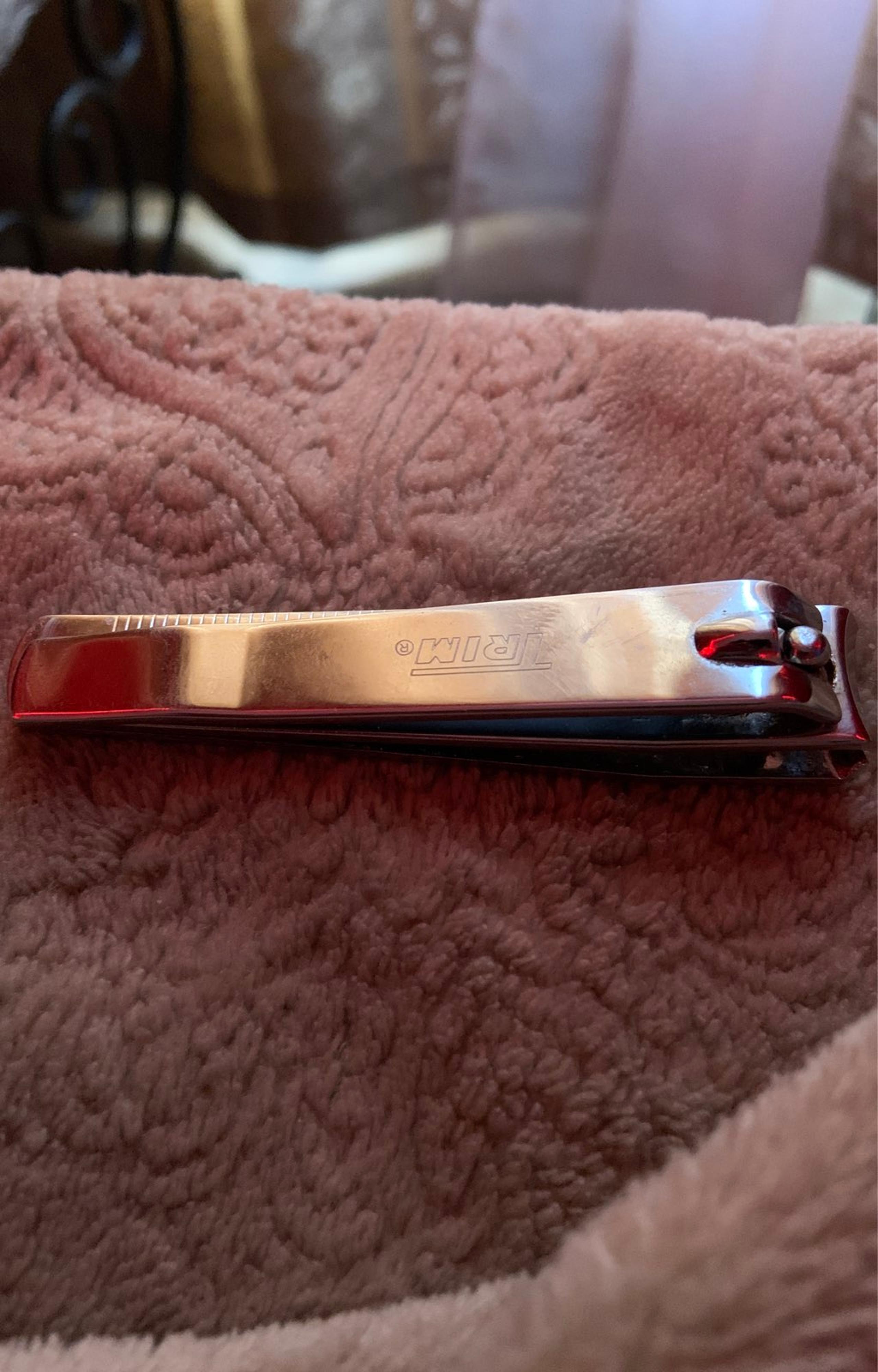 Finger nail clipper
