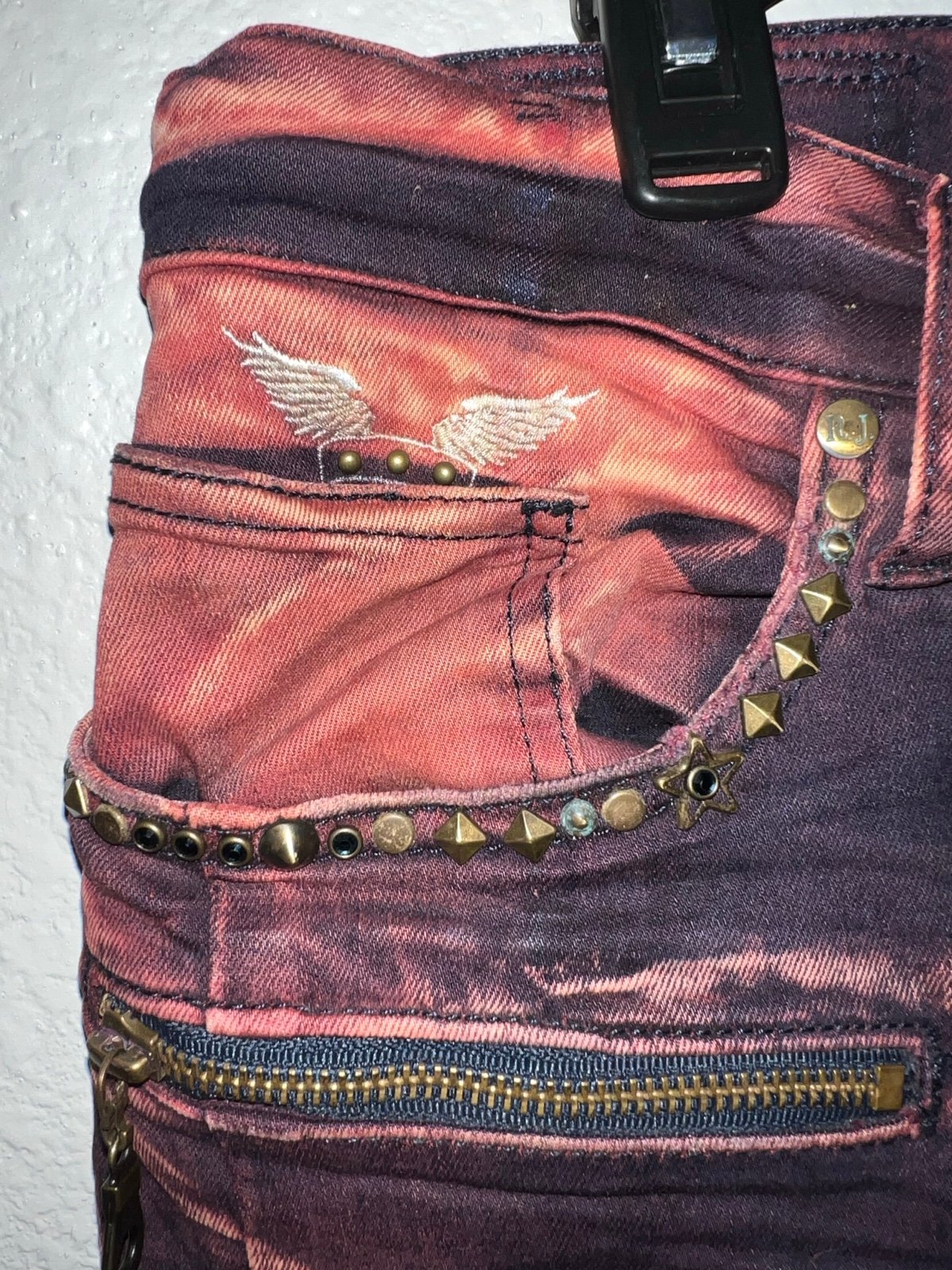 ROBINS JEANS BLACKAND RED ACID WASHED