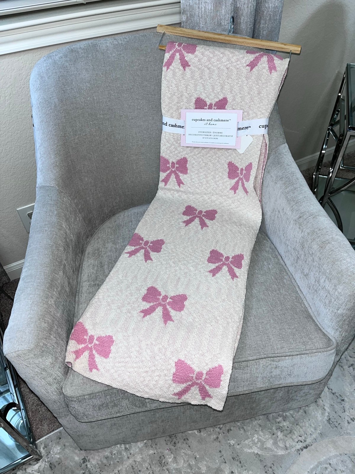 1-NWT CUPCAKE AND CASHMERE PINK BOW DESIGN REVERSIBLE THROW SIZE BLANKET