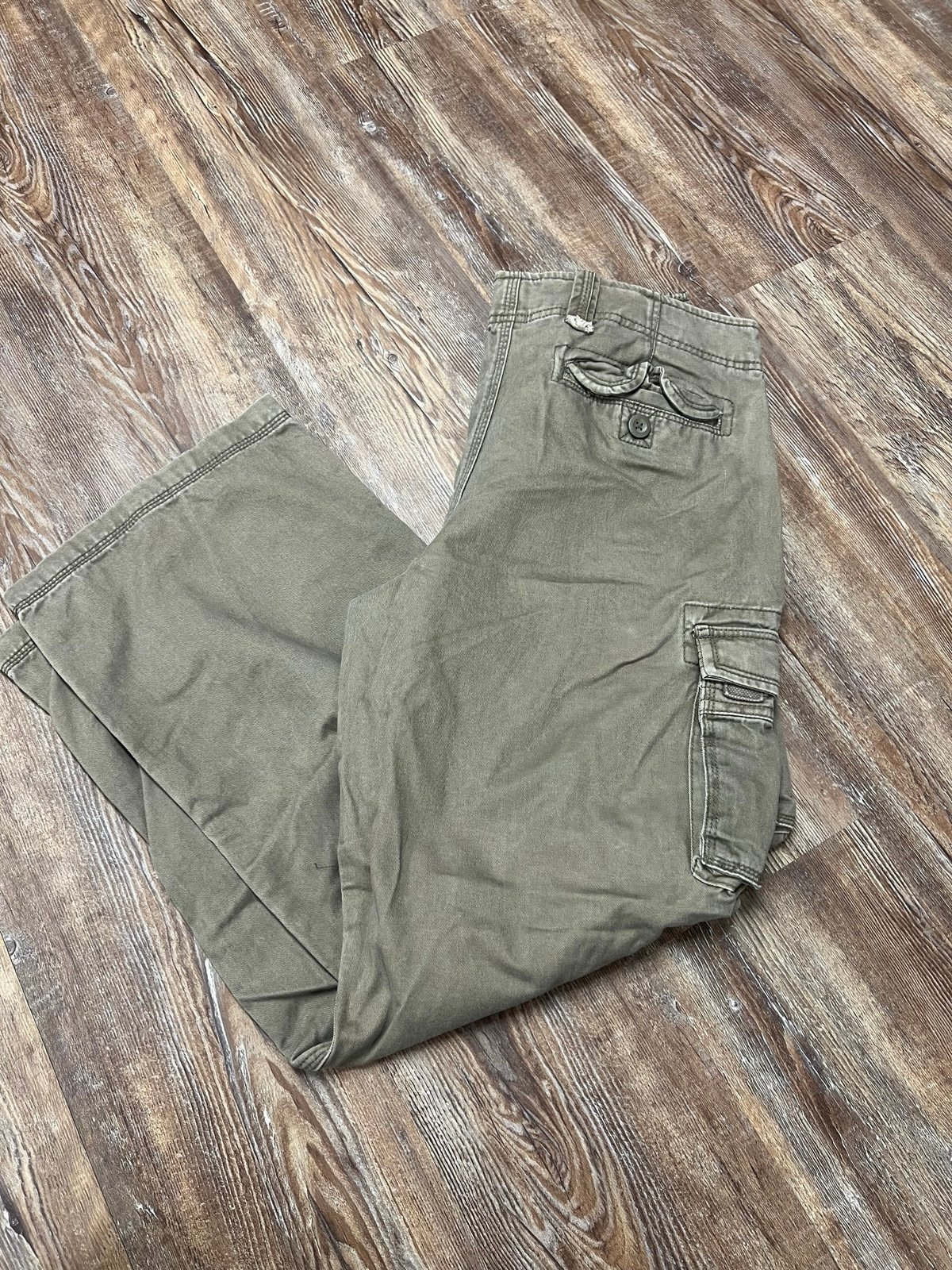 Green vintage Y2K Arizona Jean Co. cargo pants with a relaxed fit
