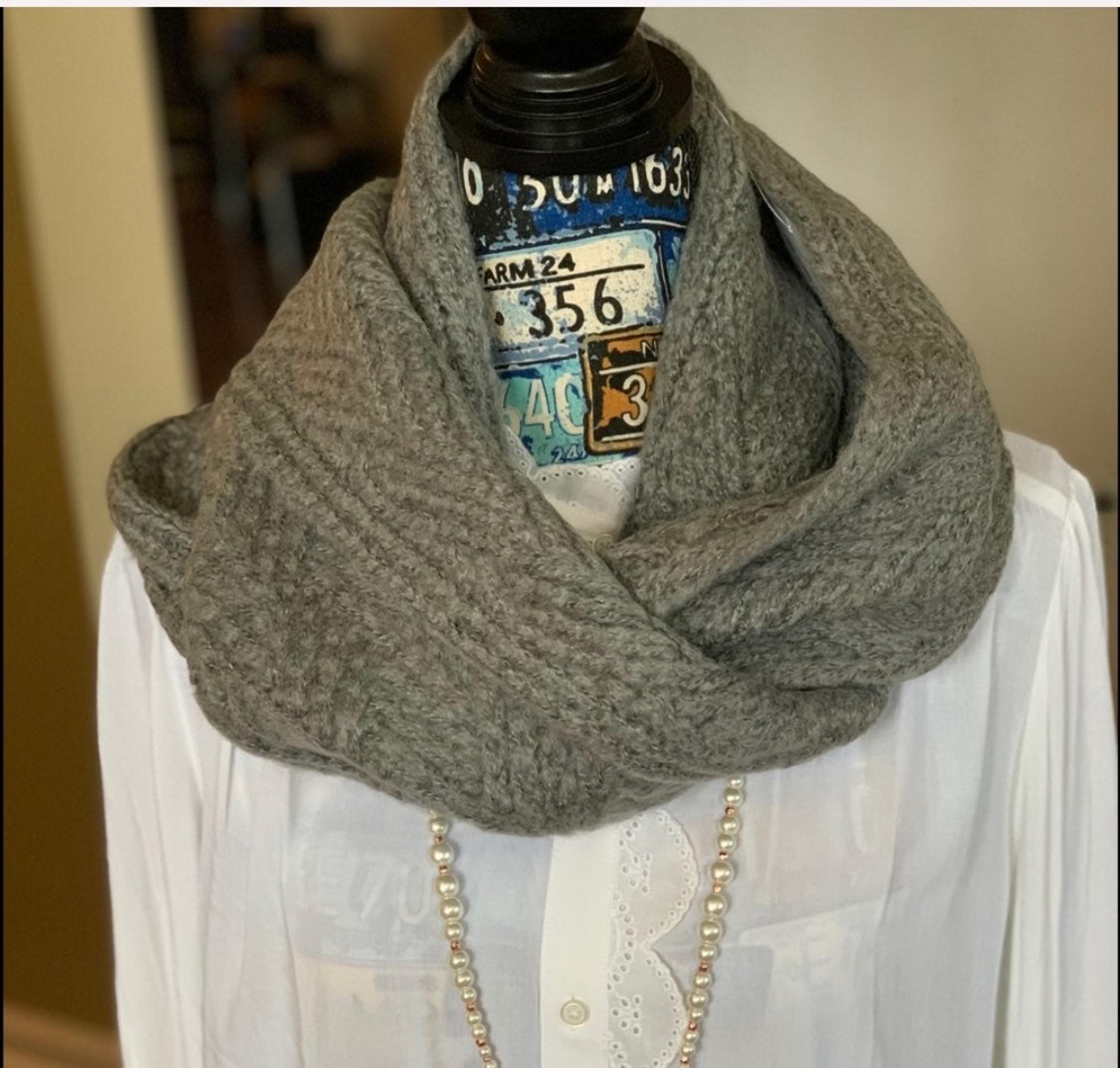 Nyc NWT gorgeous gray Infiniti cable kni