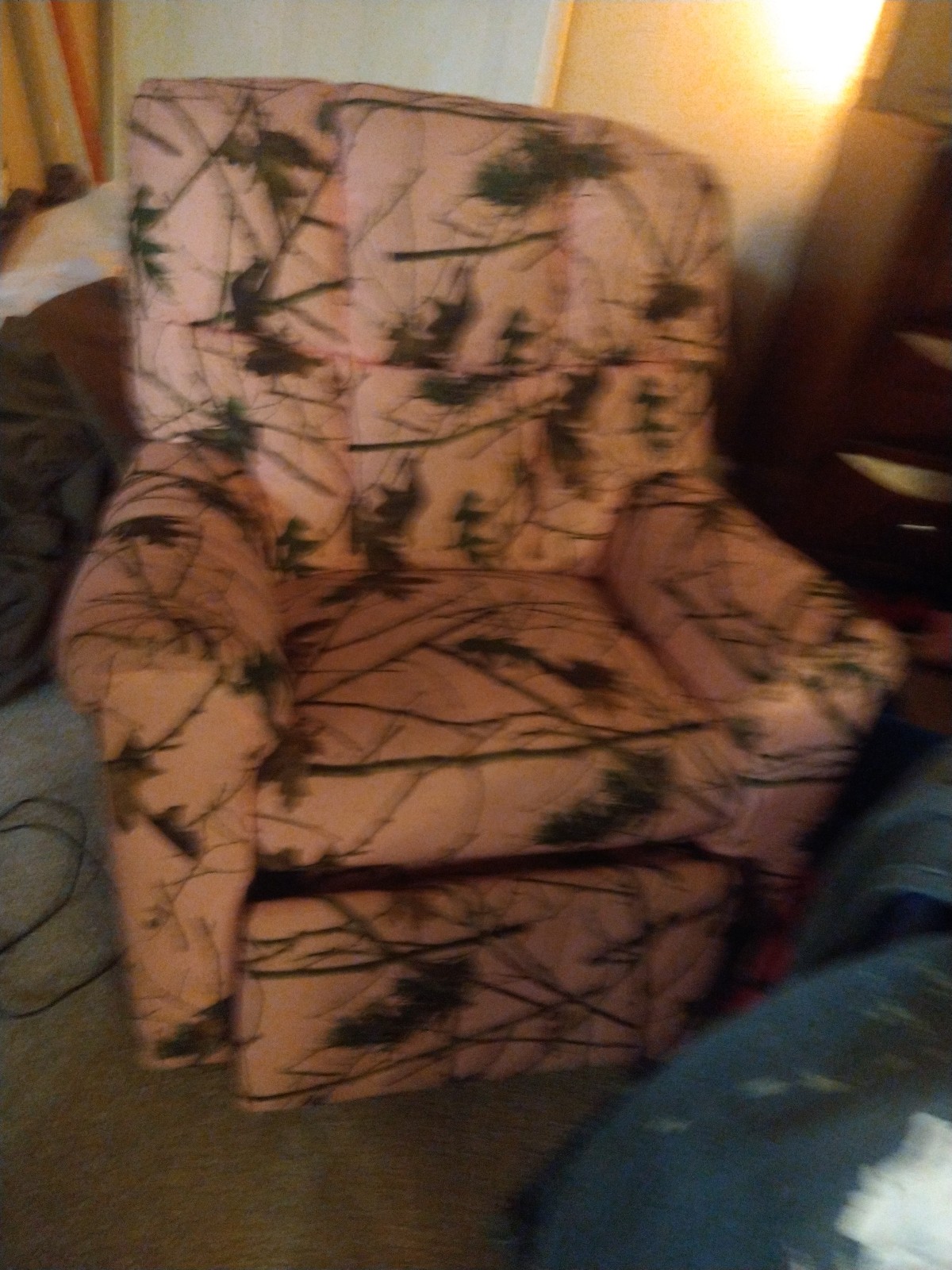 Pink camouflage toddler recliner chair