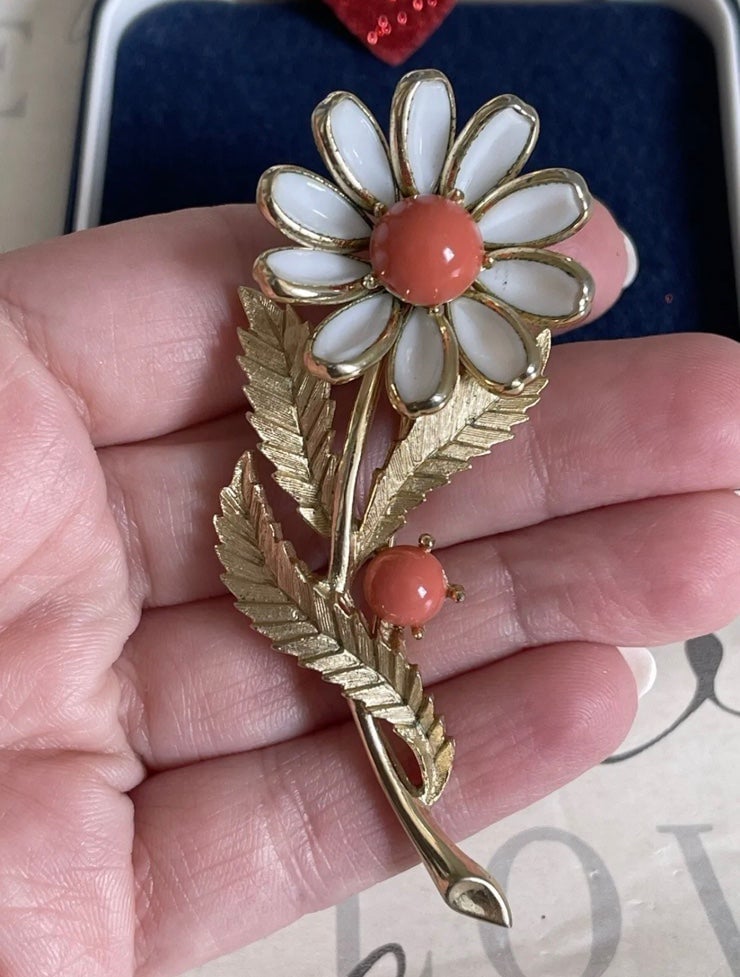 Trifari brooch Flower white molden glass corol color signet Beautiful
