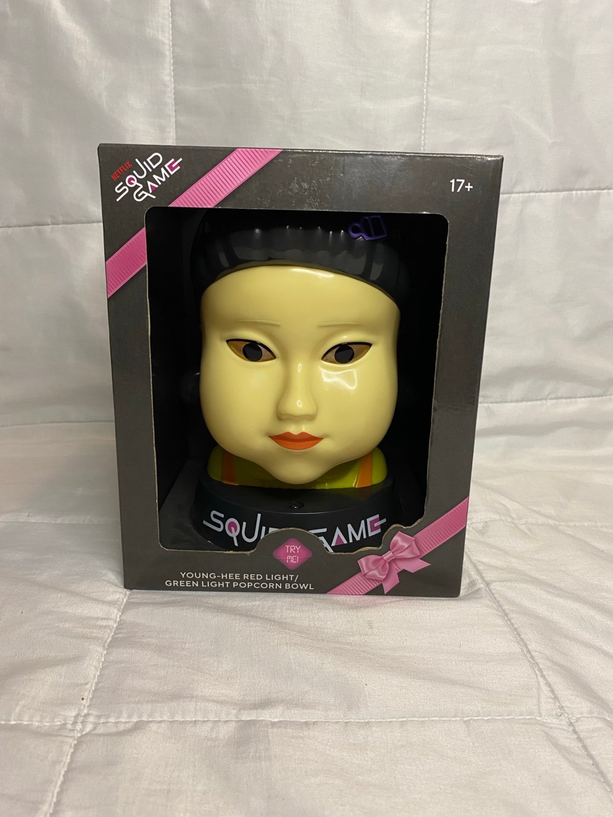 Netflix Squid Game Young-Hee Light up Eyes - Red Light, Green Popcorn Bowl