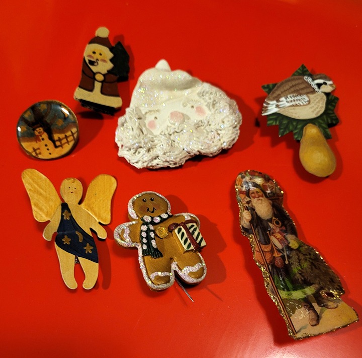 Vintage Holiday Christmas Pins LOT of 7