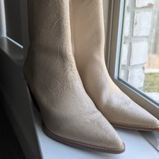 Matisse cream paisley embossed leather cowgirl boots. RARE DESIGN
