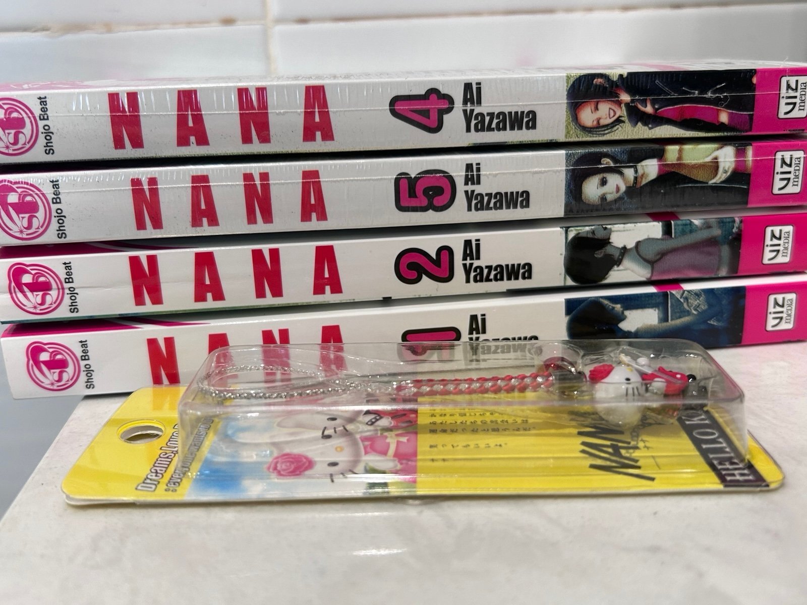 Nana book 1, 2, 4, 5 and 2005 hello kitty keychain/phone strap