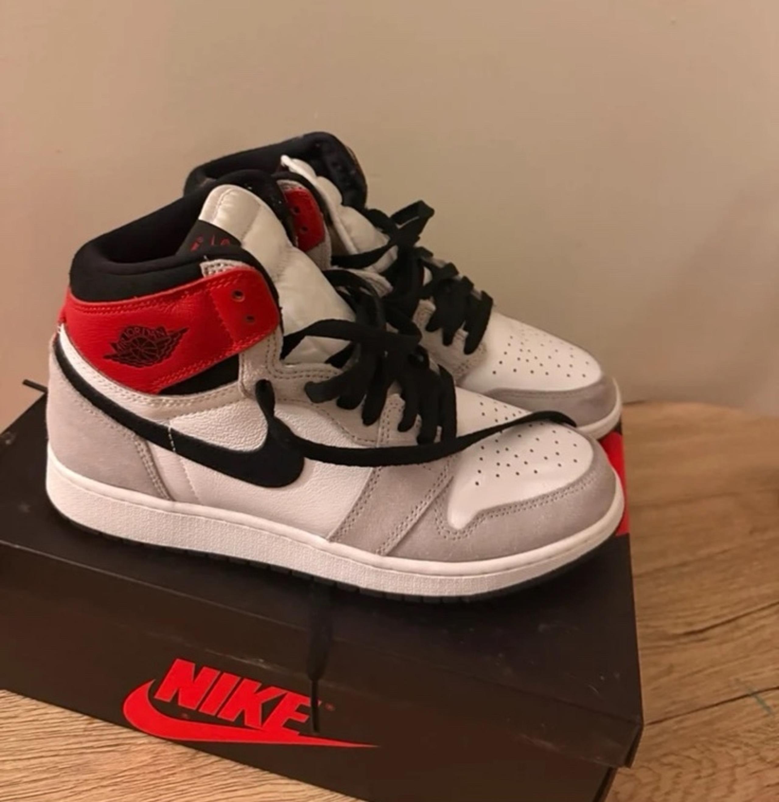 Jordan 1’s Smokey grey 6Y