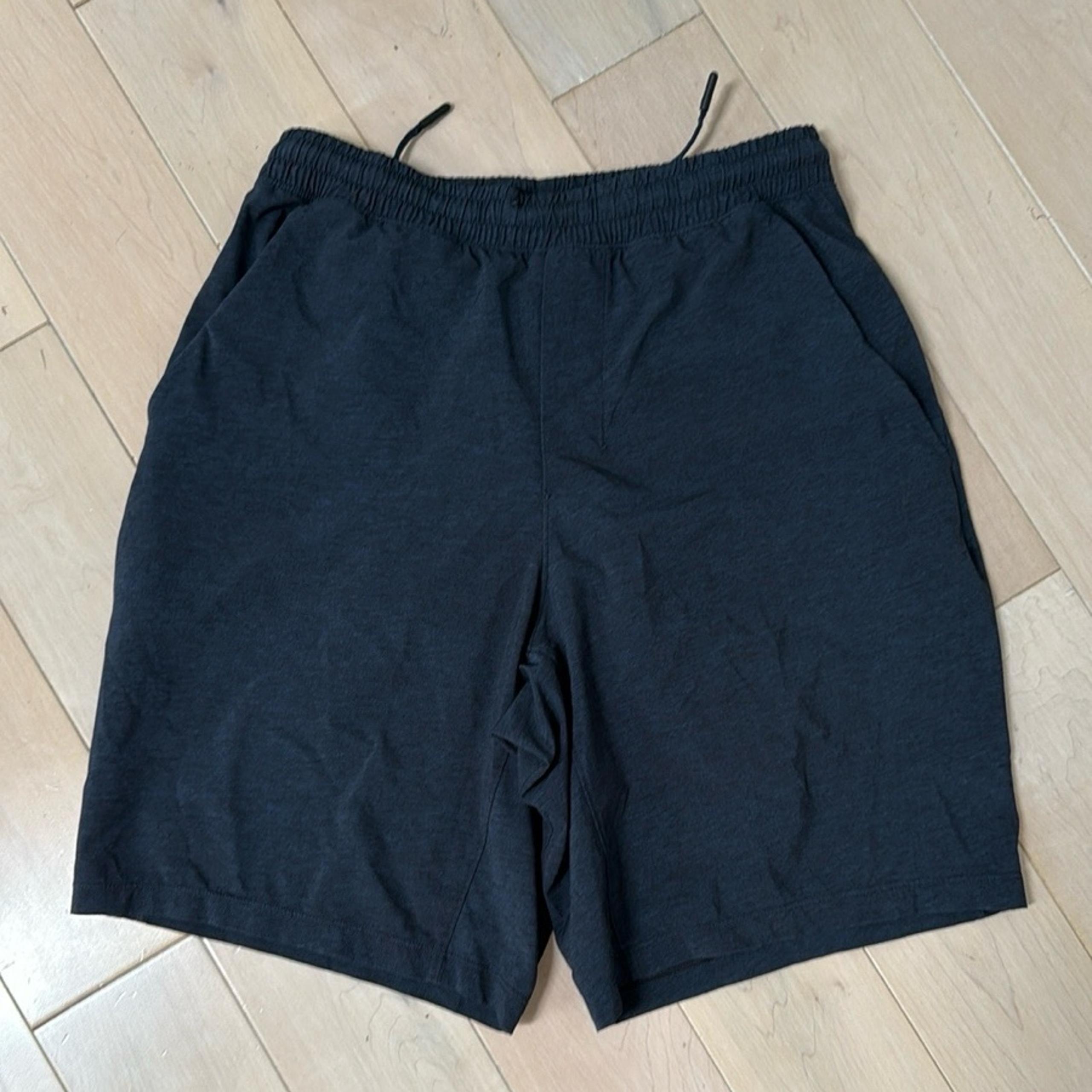 Lululemon men lined athletic shorts navy