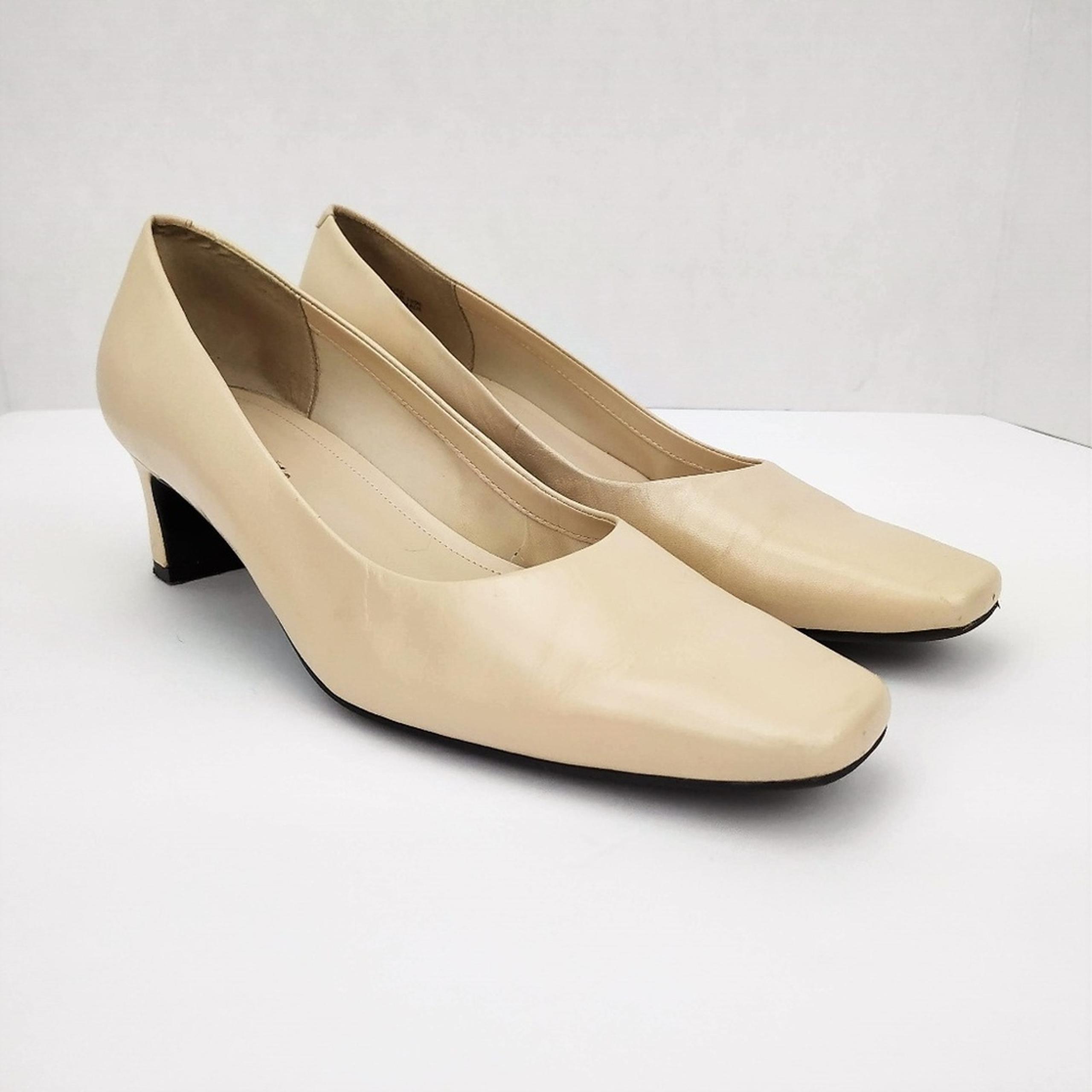 Easy Spirit Nude Leather Low Heel Pumps