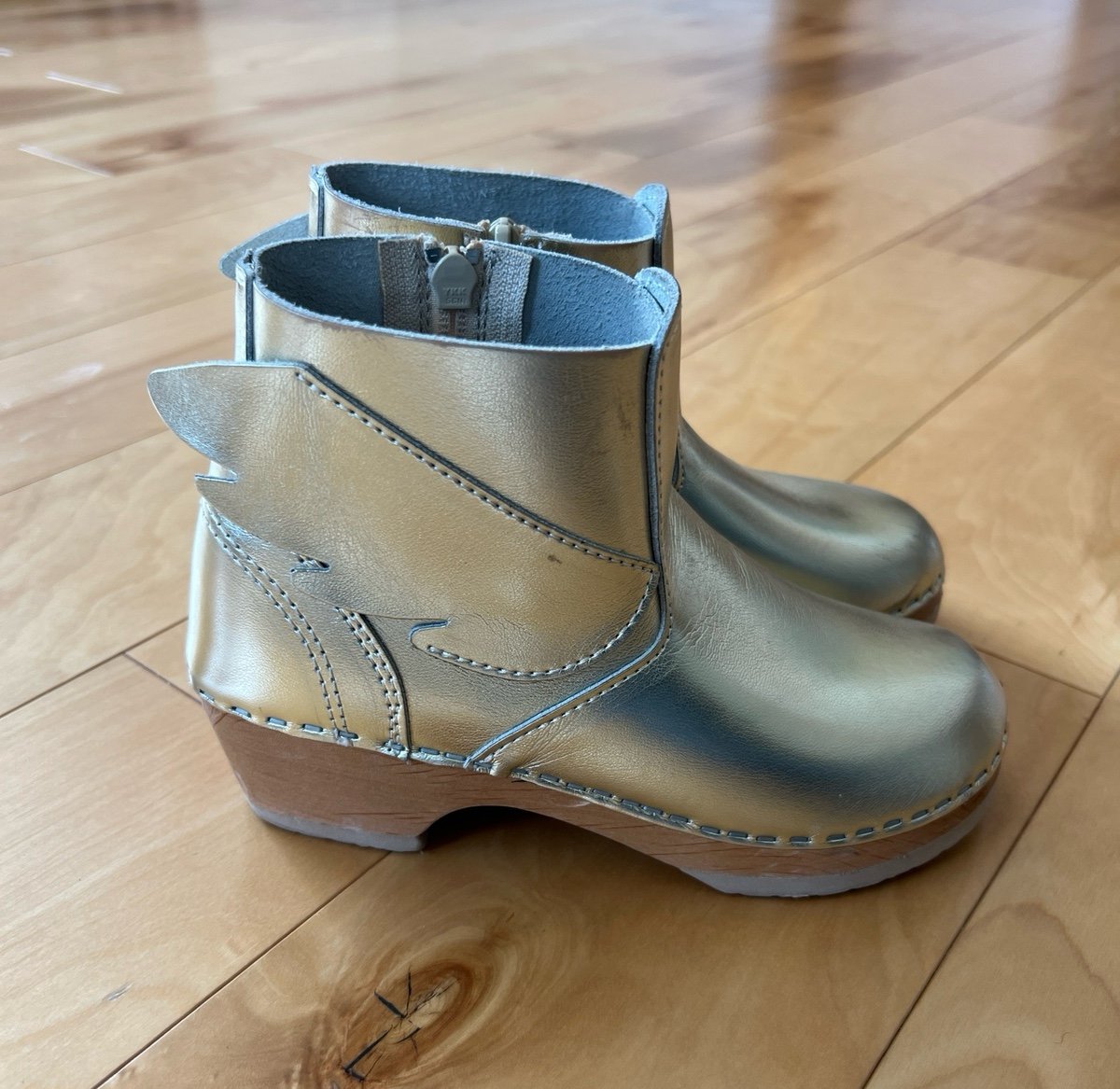Hanna Andersson gold leather wing Boots 33 wooden sole