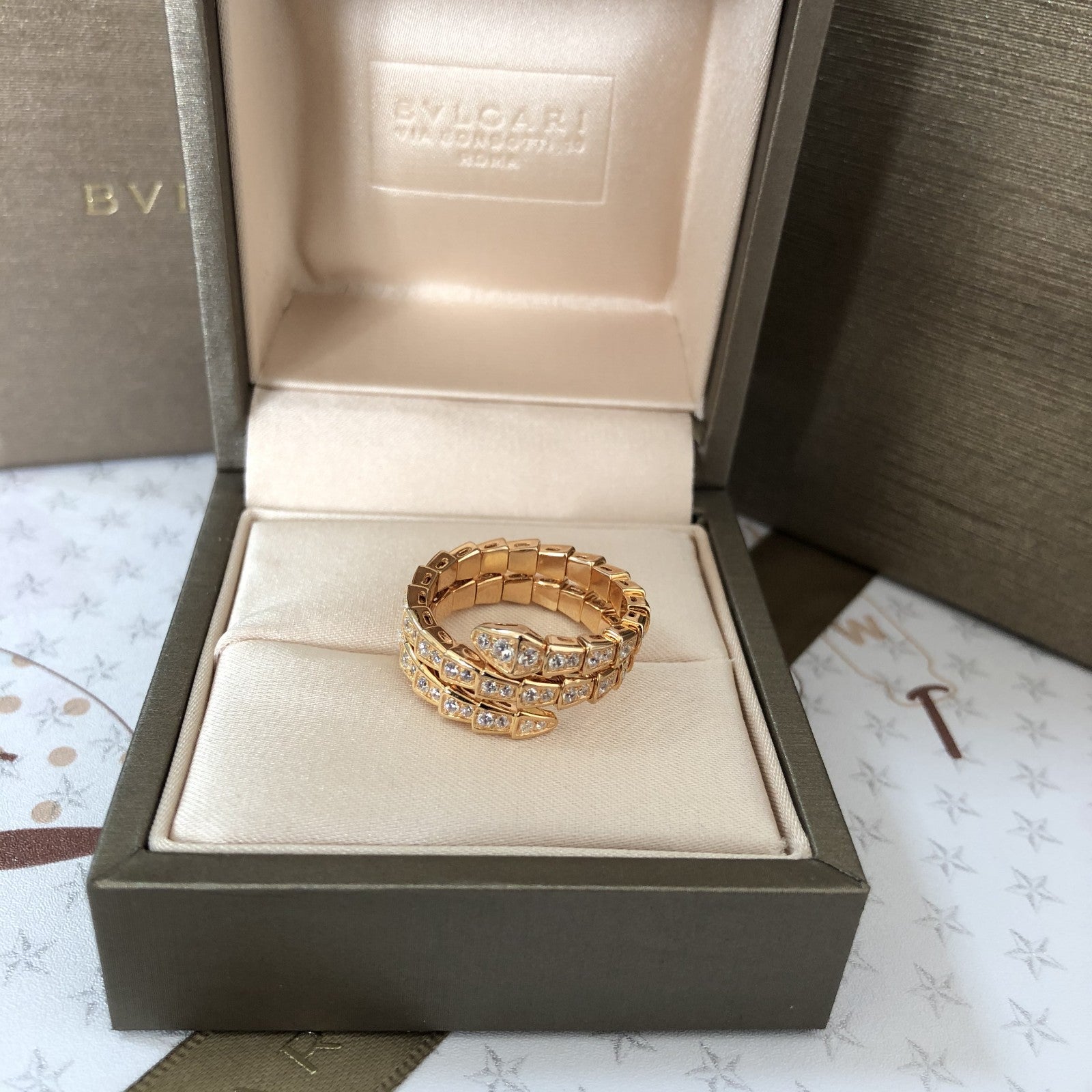 Auhentic18 kt rose gold ring set with pavé diamonds